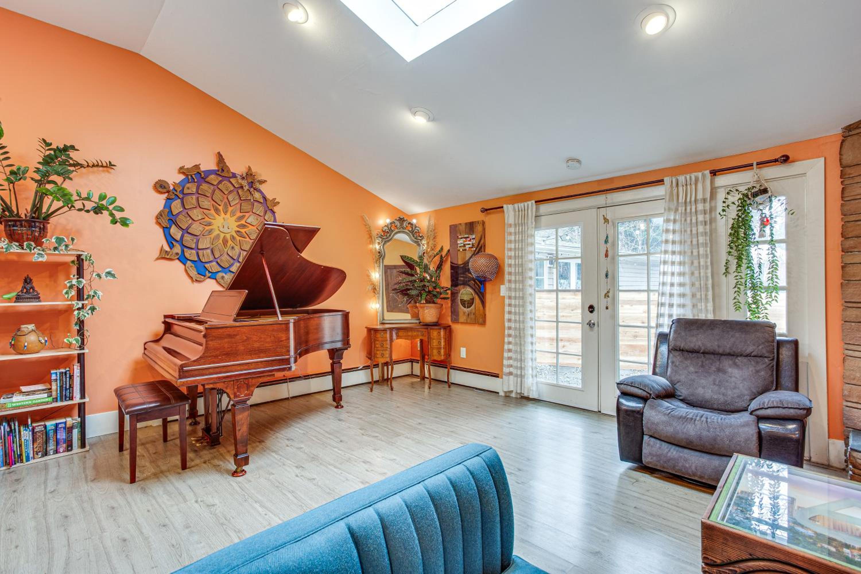 8 Mi to Lumen Field Seattle Area Home with Backyard