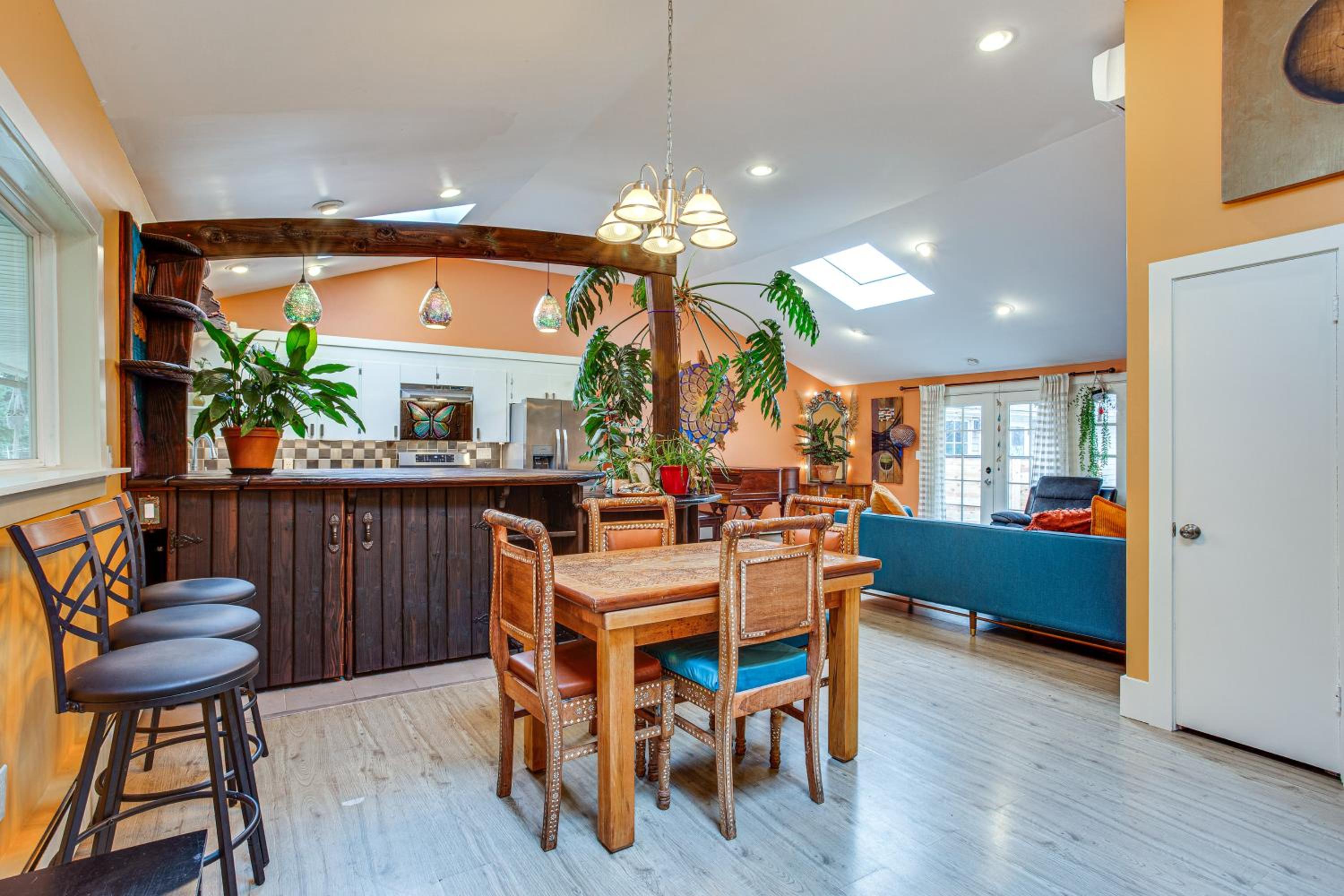 8 Mi to Lumen Field Seattle Area Home with Backyard