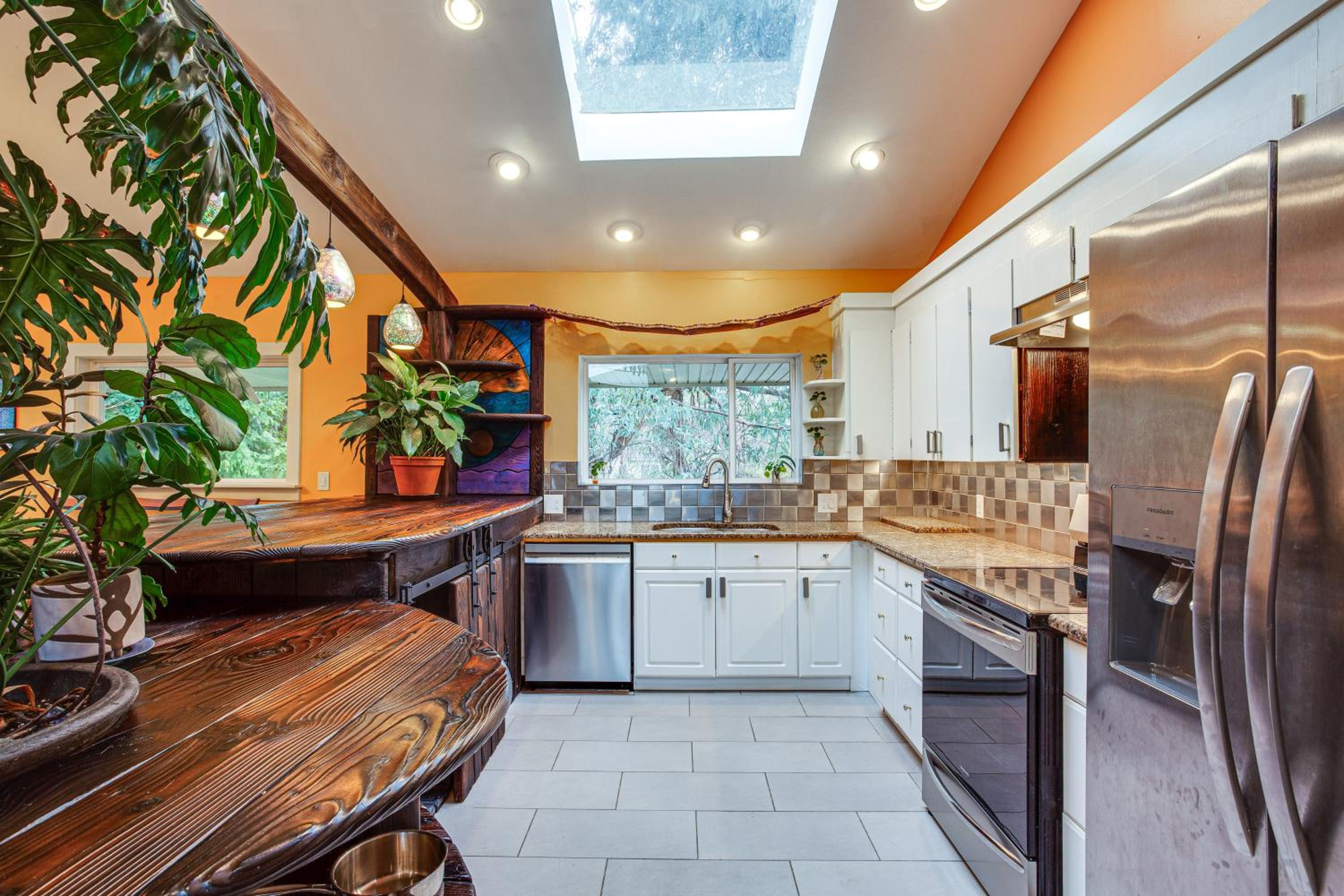8 Mi to Lumen Field Seattle Area Home with Backyard