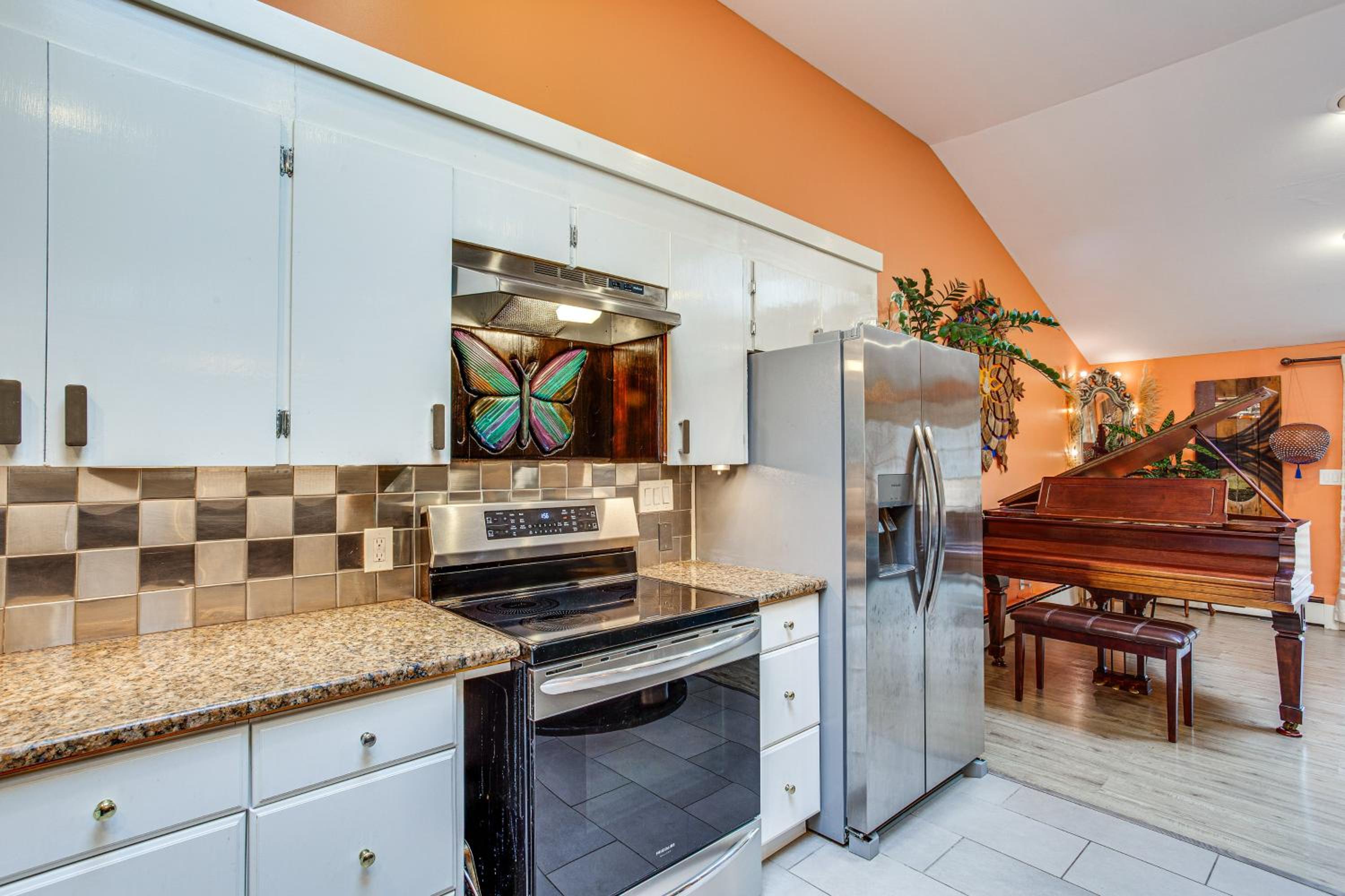 8 Mi to Lumen Field Seattle Area Home with Backyard