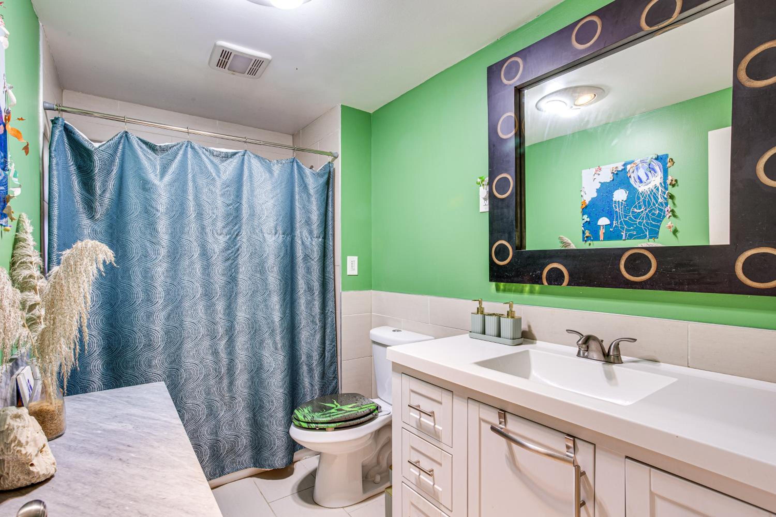 8 Mi to Lumen Field Seattle Area Home with Backyard