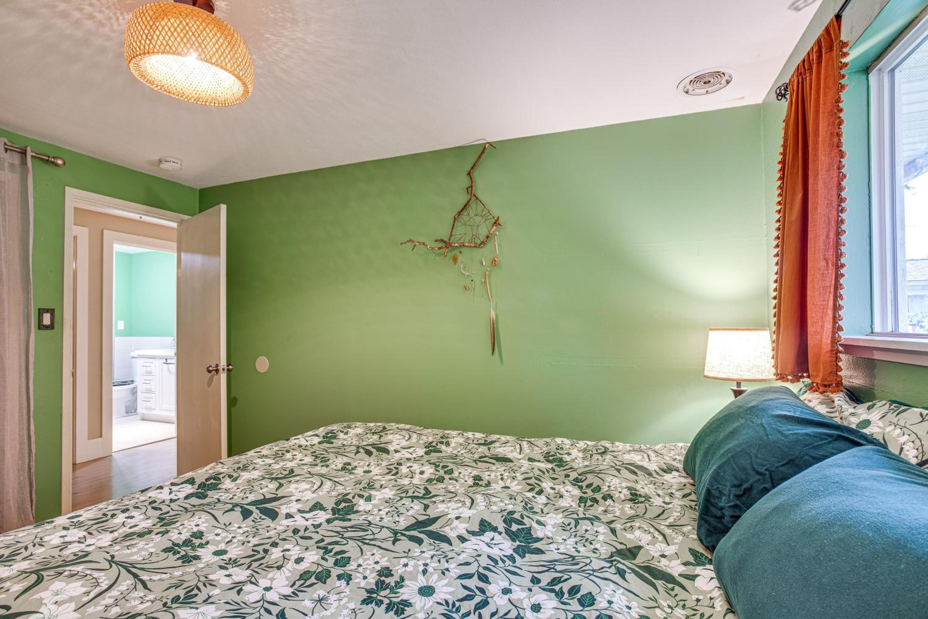 8 Mi to Lumen Field Seattle Area Home with Backyard