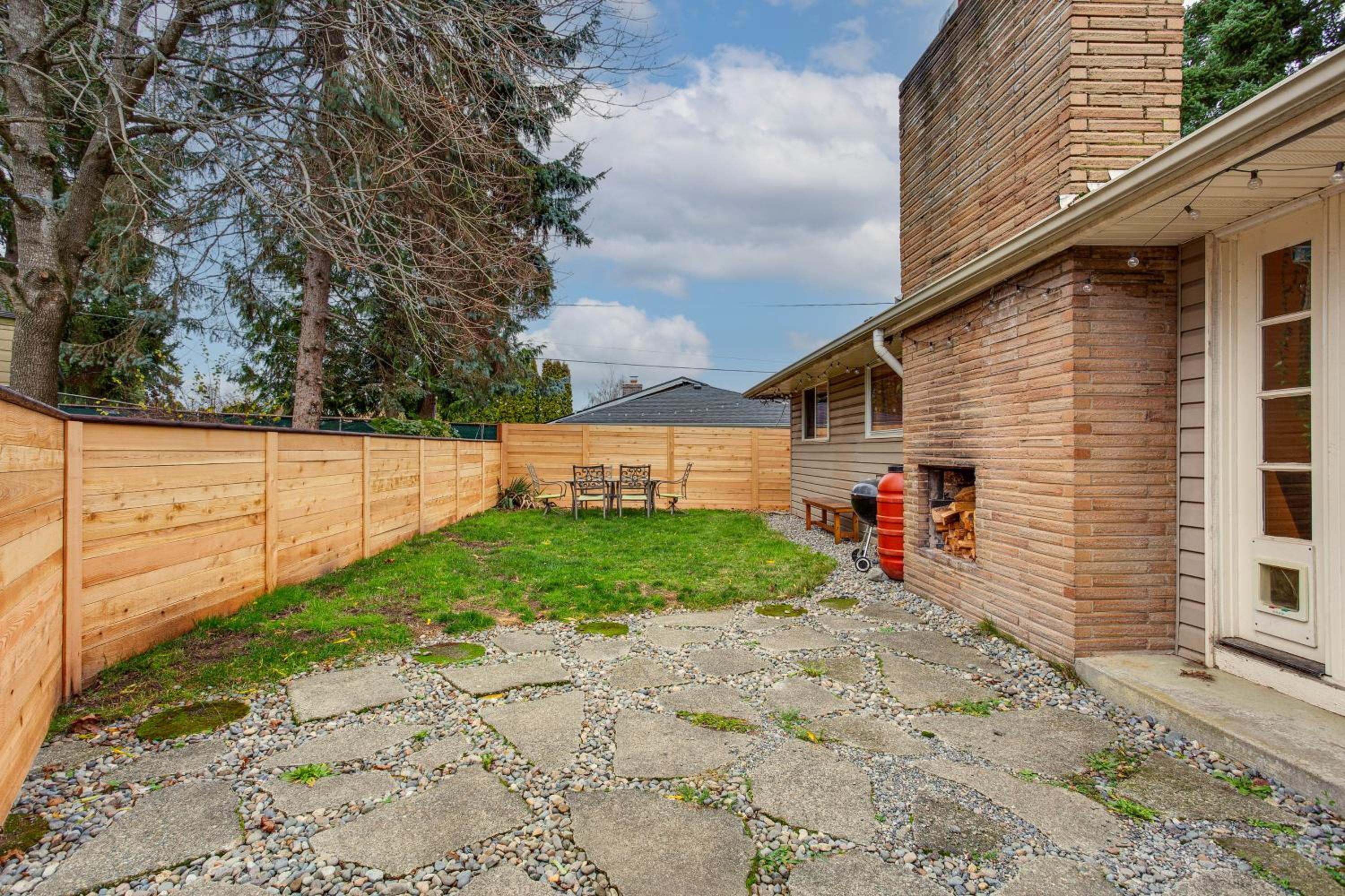 8 Mi to Lumen Field Seattle Area Home with Backyard