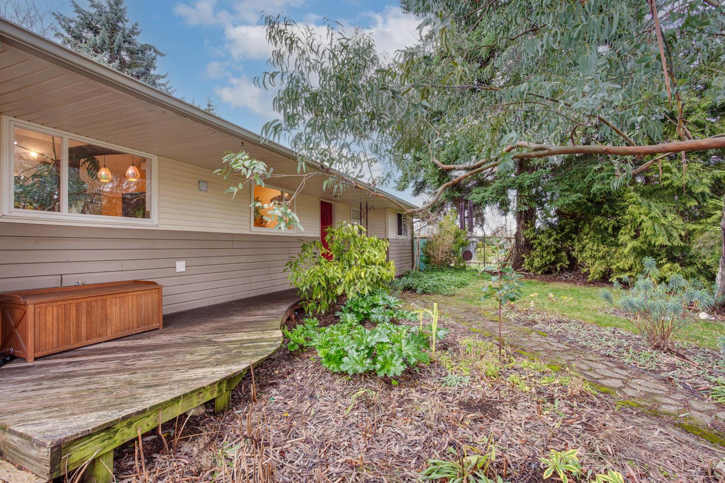 8 Mi to Lumen Field Seattle Area Home with Backyard