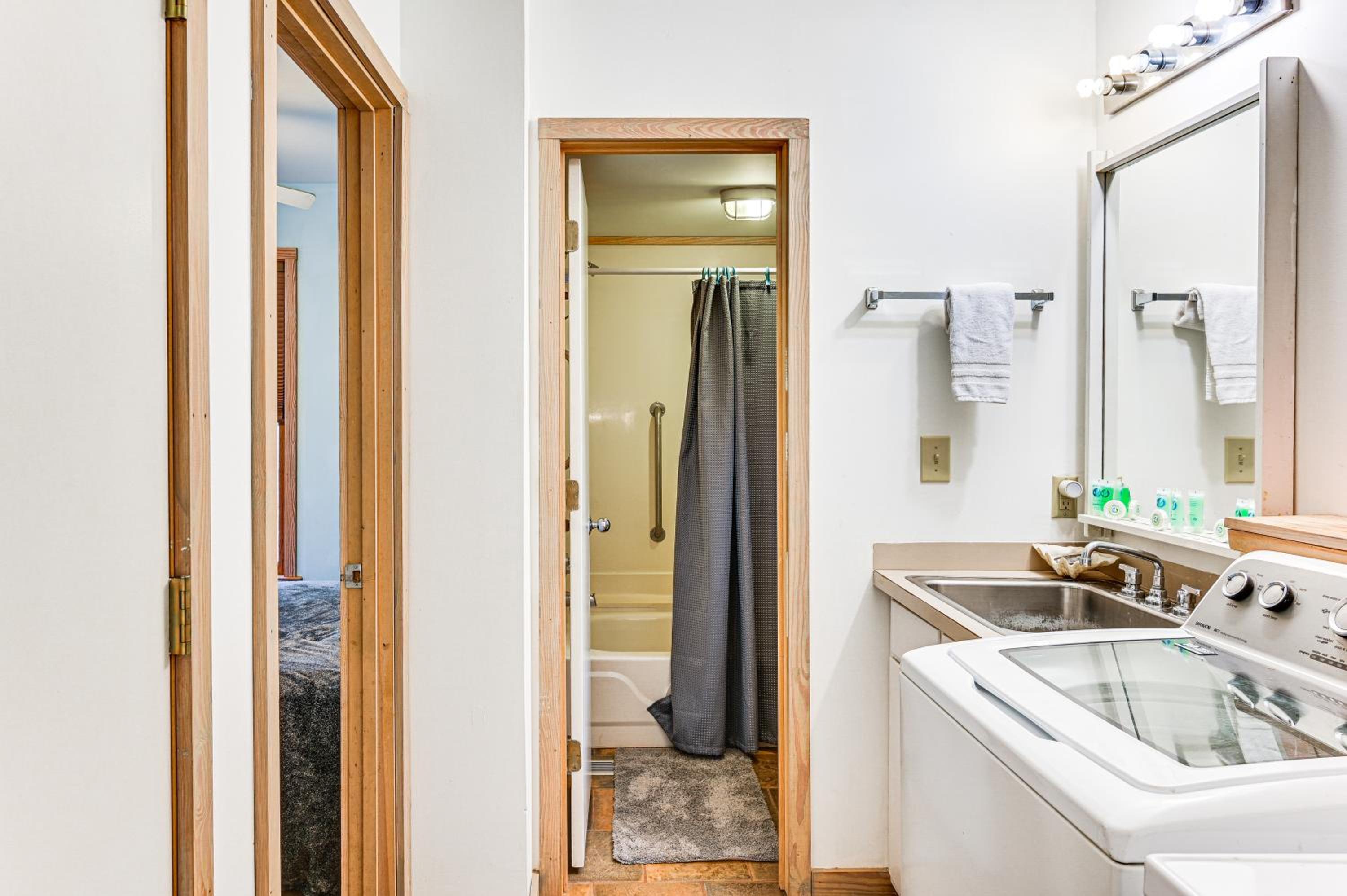 Relax Creekside Forest-View Gem in Marietta!