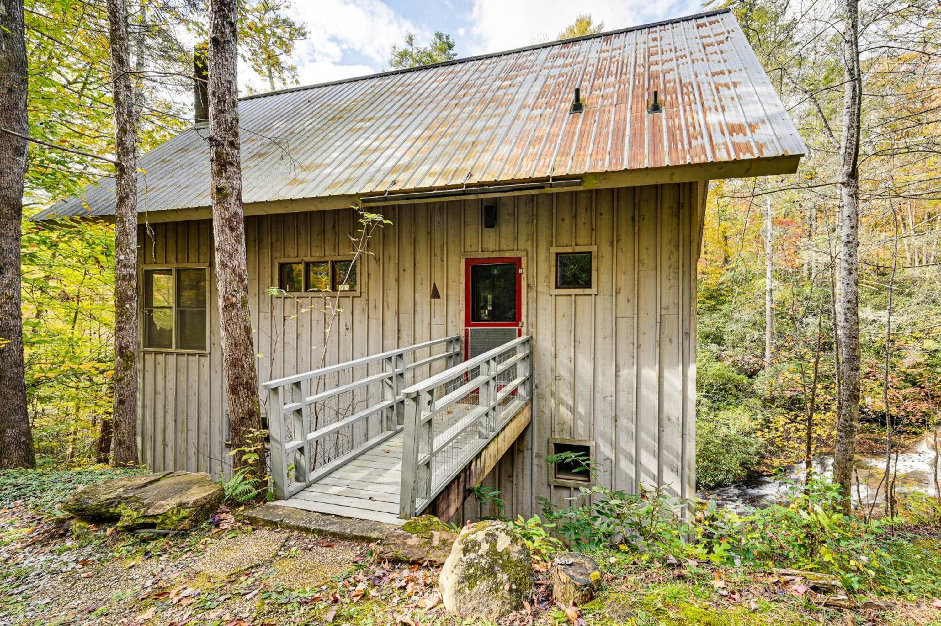 Relax Creekside Forest-View Gem in Marietta!