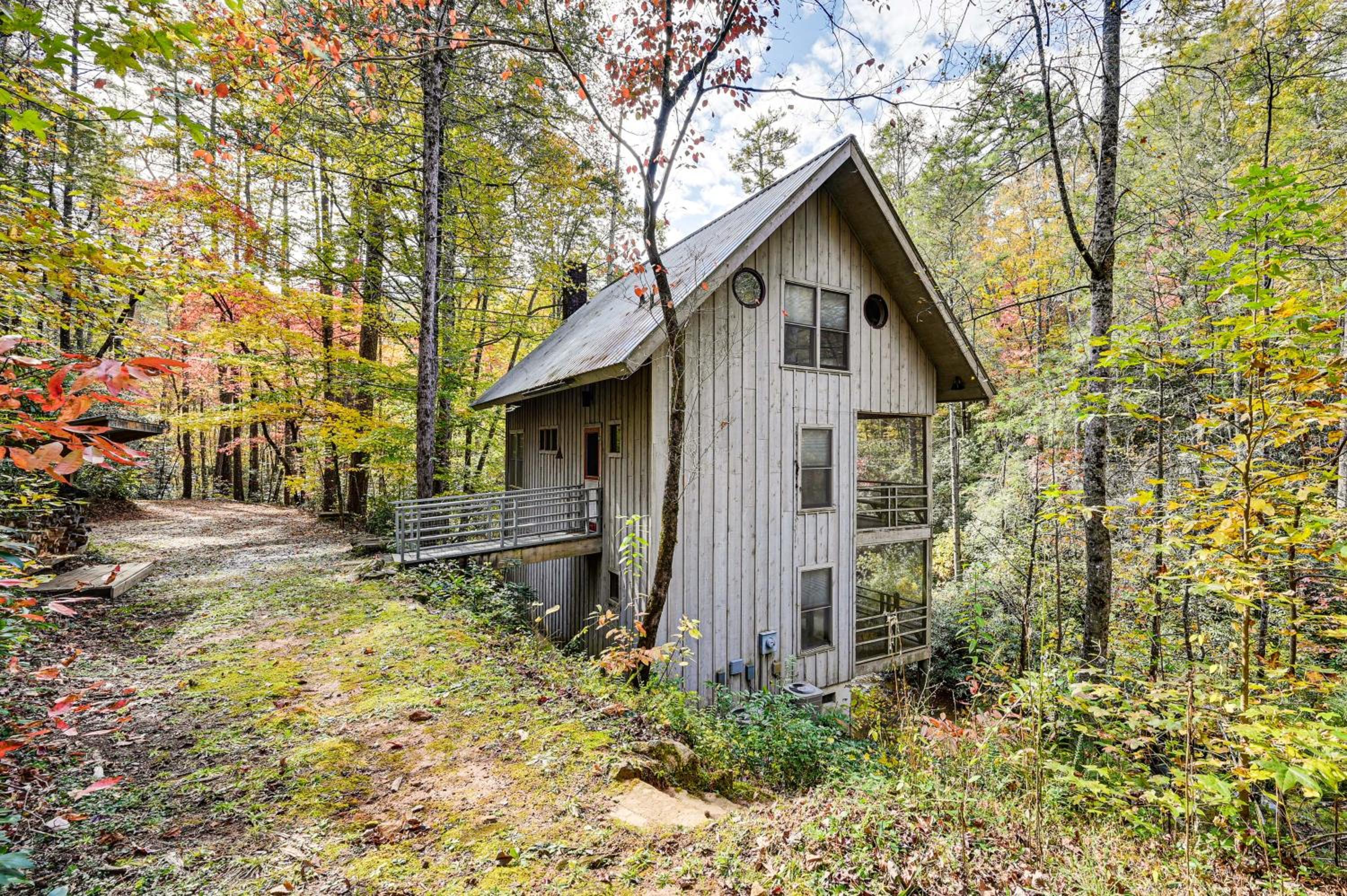 Relax Creekside Forest-View Gem in Marietta!