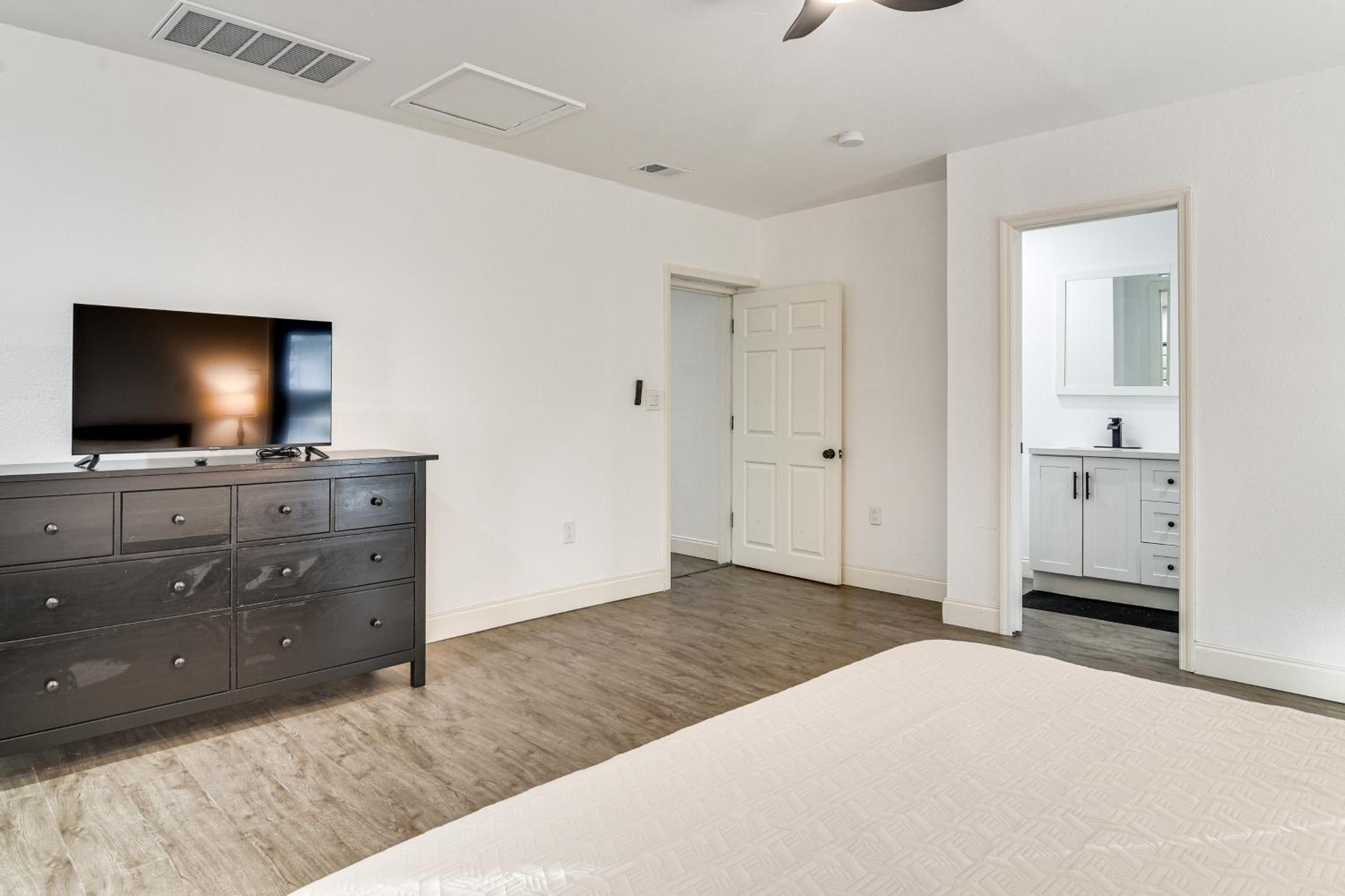 4 Mi to Dtwn St Pete! Pet-Friendly Home with Yard