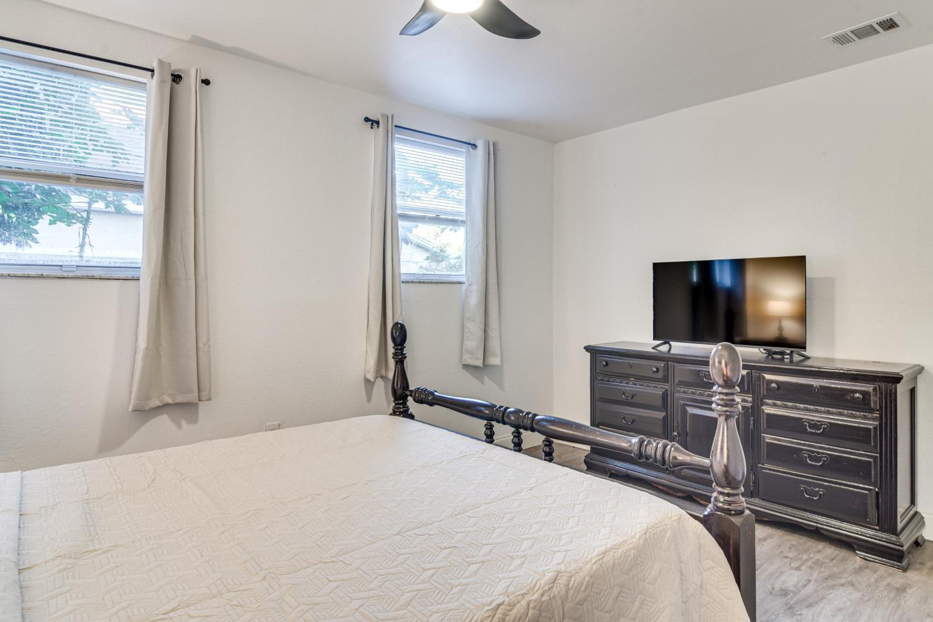 4 Mi to Dtwn St Pete! Pet-Friendly Home with Yard