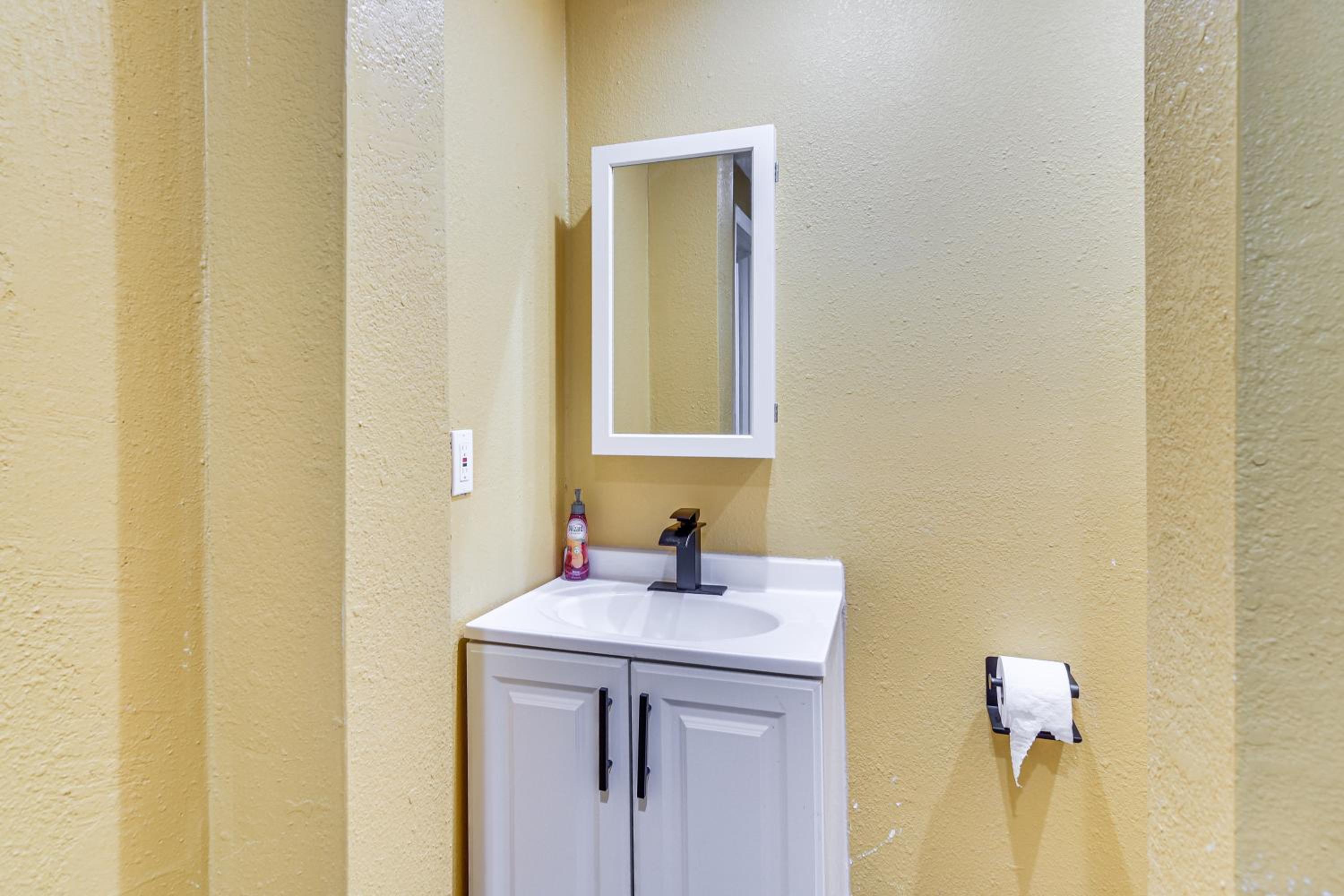 4 Mi to Dtwn St Pete! Pet-Friendly Home with Yard