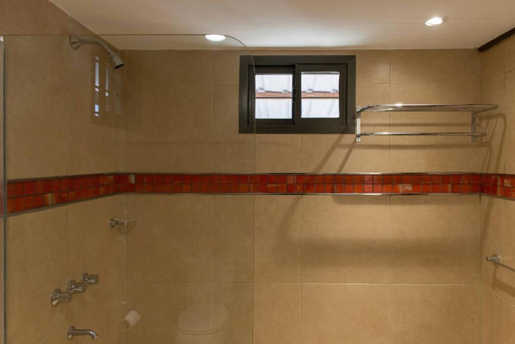 ViviSierras, Carlos Paz casa centro frente al lago, pileta climatizada, 4 dormitorios, 3 baños, quincho