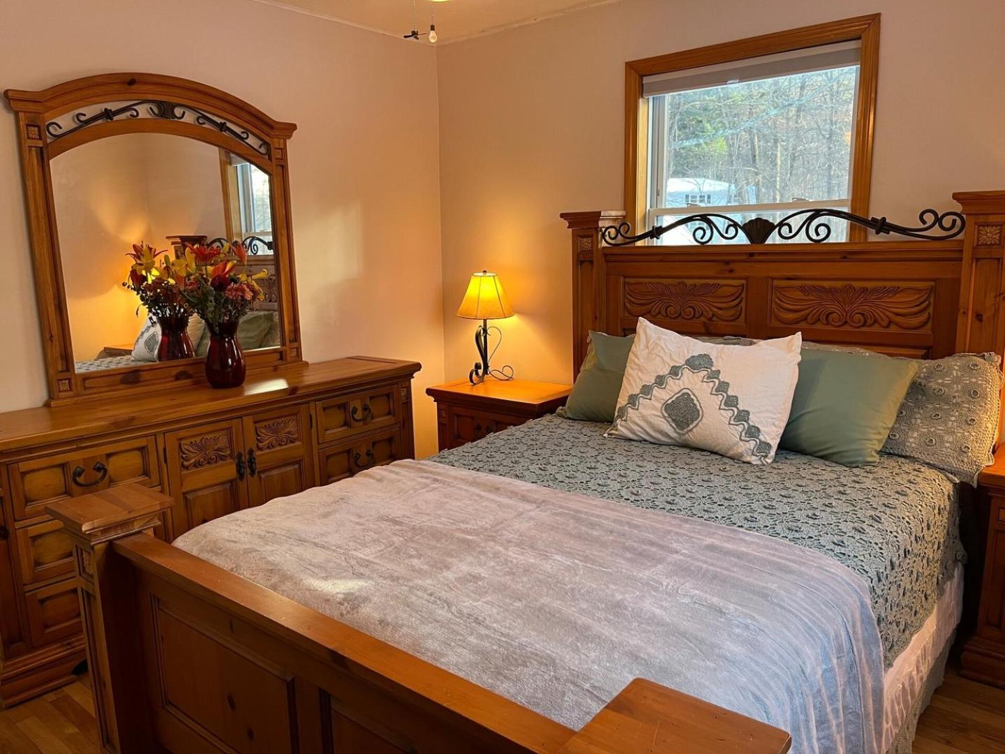Spacious Beach Cabin w/ Lake Access | 4BR