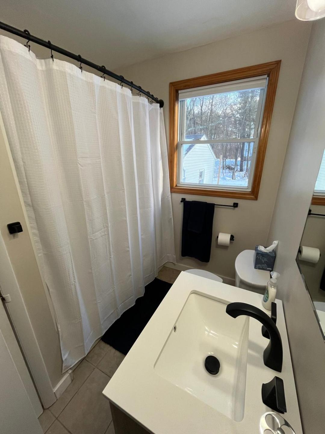 Spacious Beach Cabin w/ Lake Access | 4BR