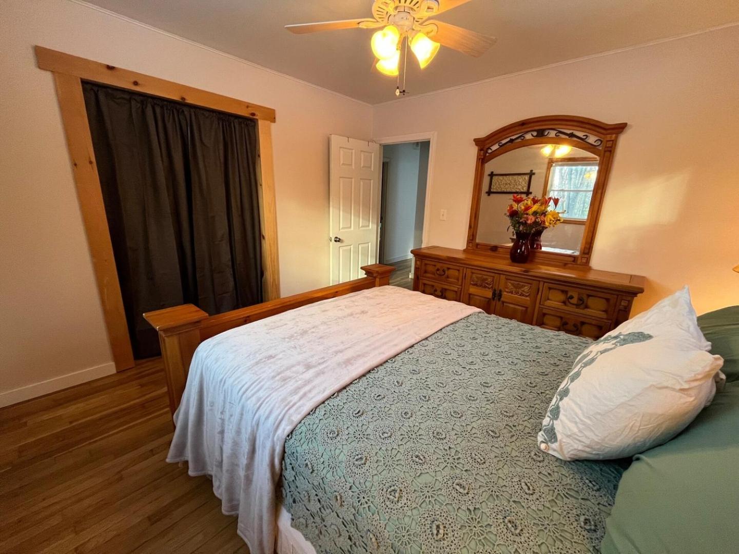 Spacious Beach Cabin w/ Lake Access | 4BR