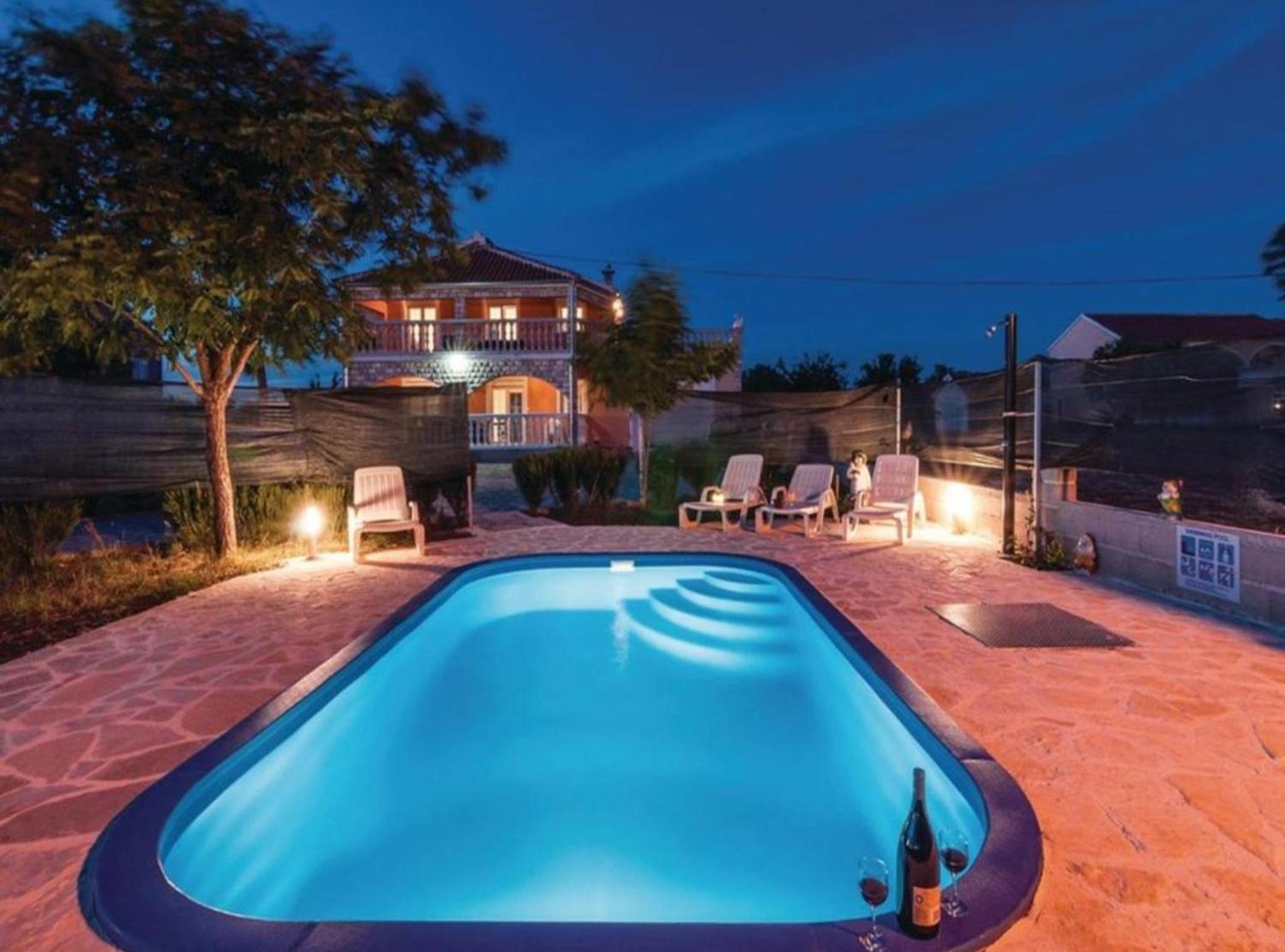 Amazing Villa with Outdoor Swimming Pool
