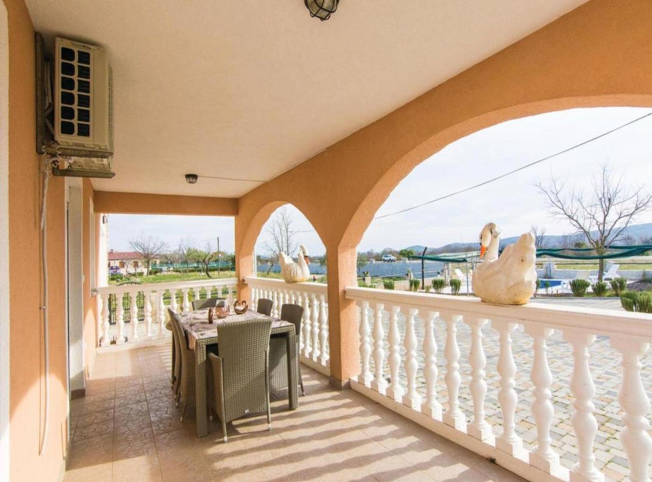 Amazing Villa with Outdoor Swimming Pool