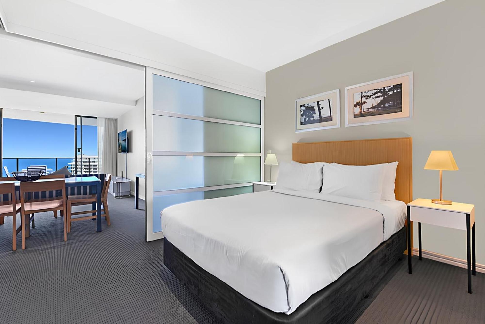 Stylish 2-Bed Apartment in Surfers Paradise