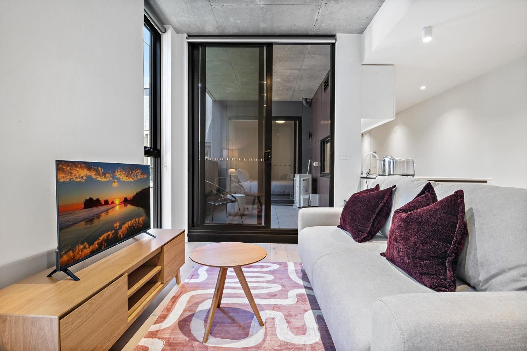 Well-Lit 2-Bed Apartment with Balcony