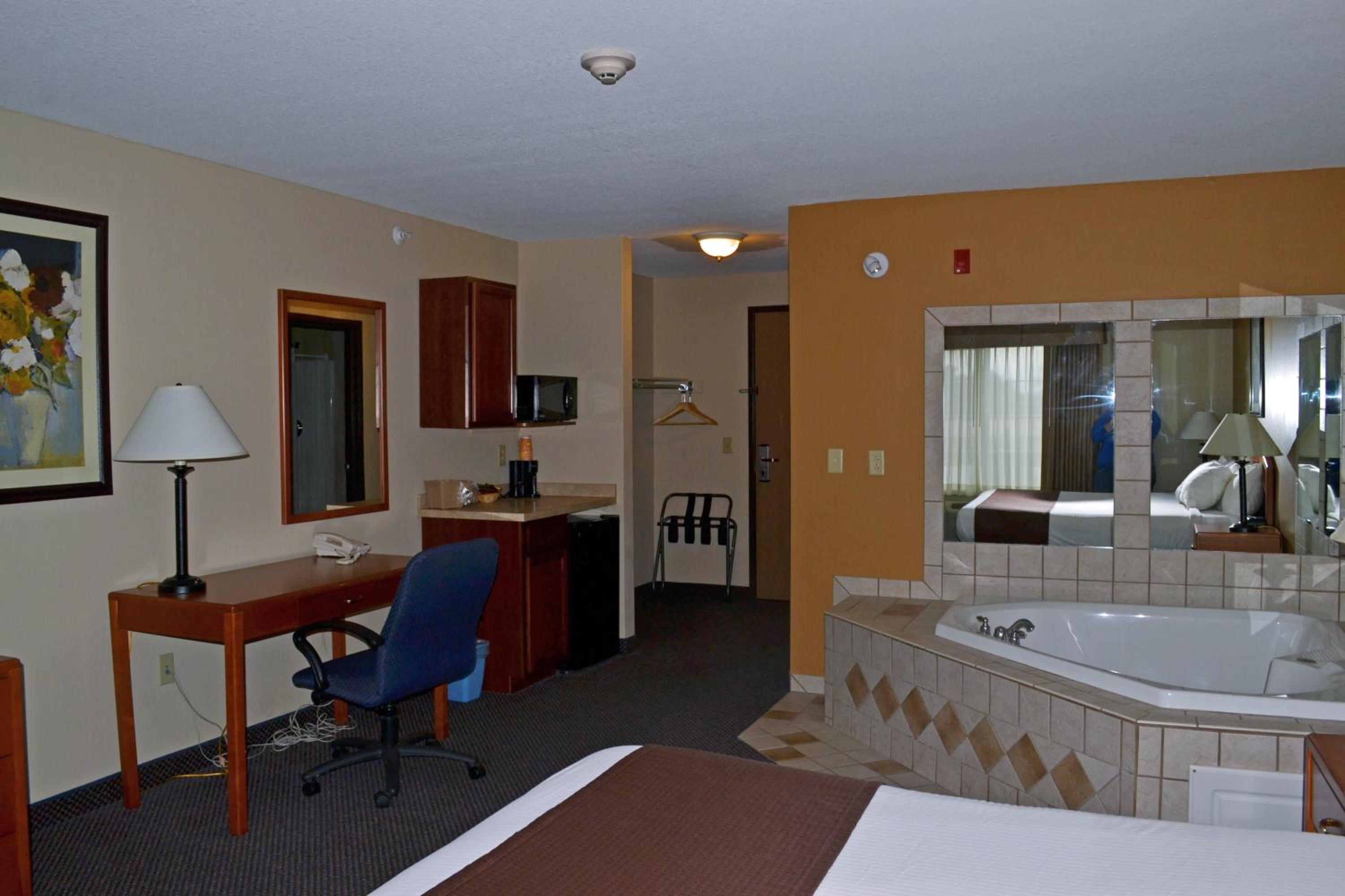 Paola Inn and Suites