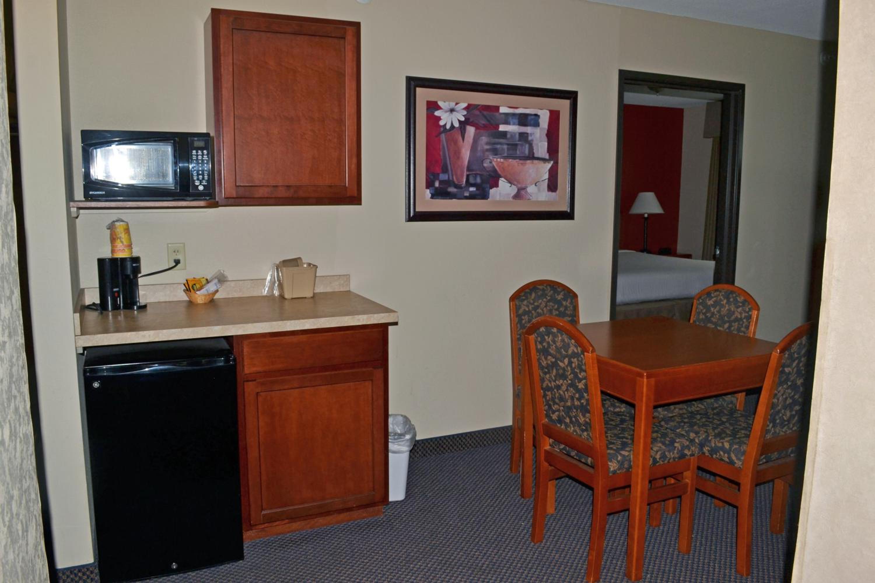Paola Inn and Suites