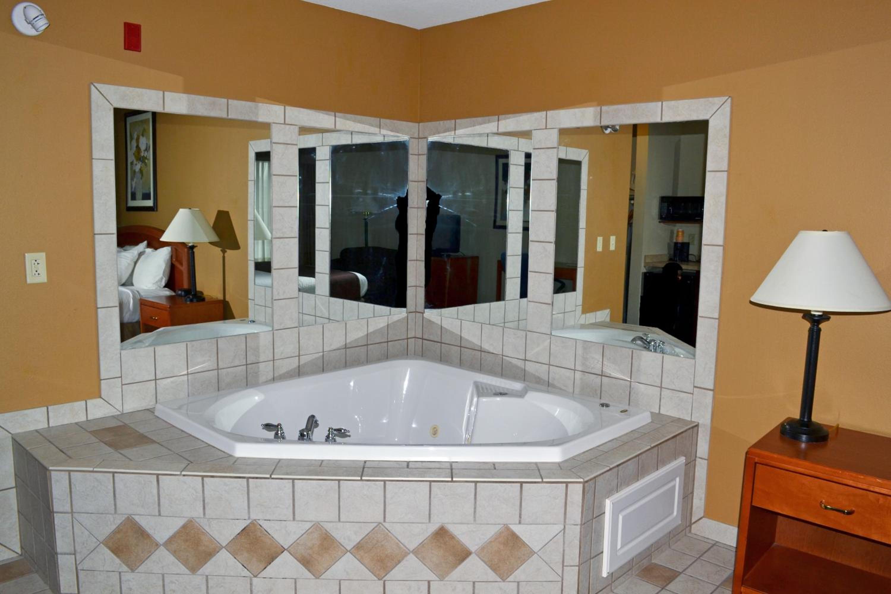 Paola Inn and Suites