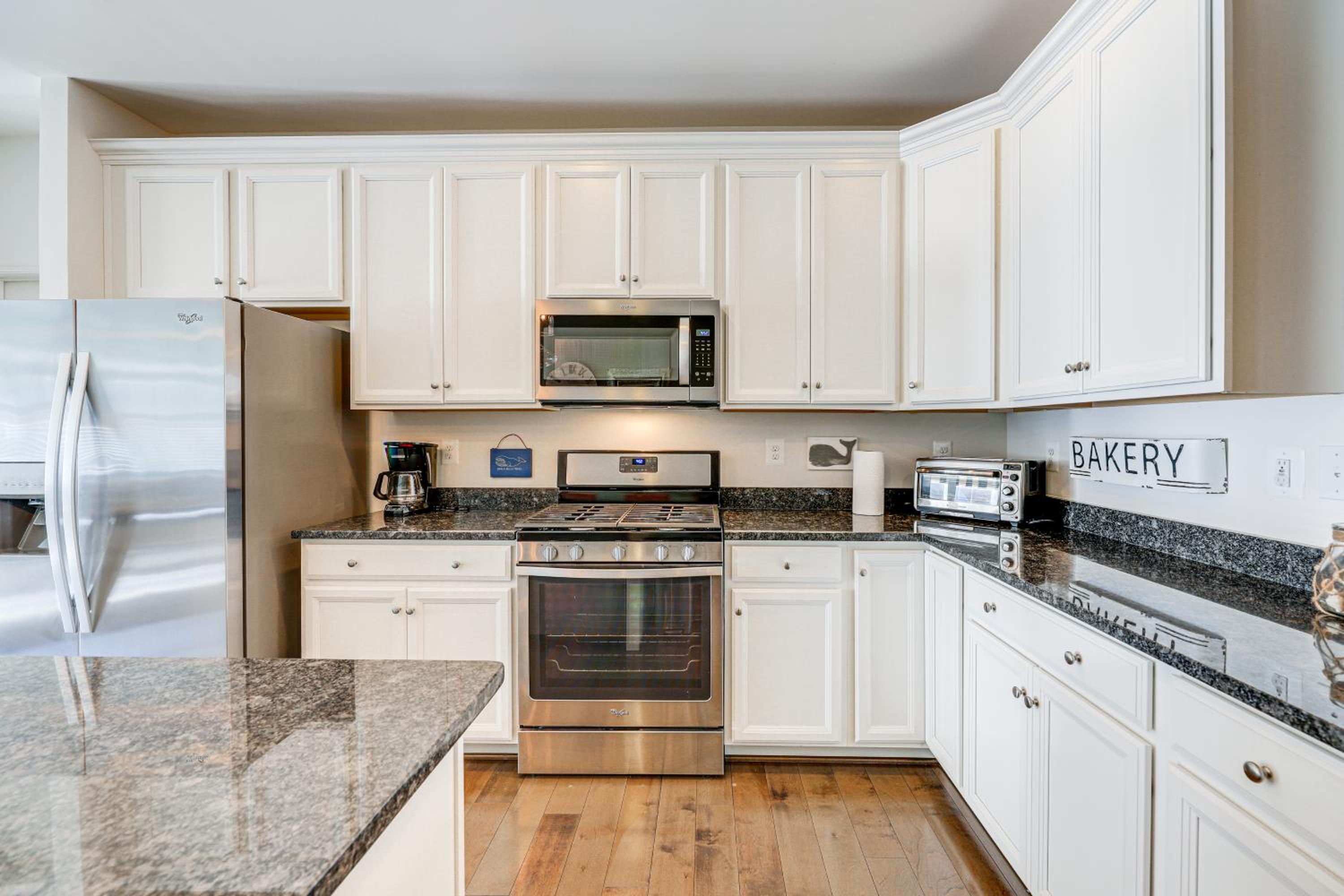 Shuttle to Beach, Relax on Patio! Millville Escape