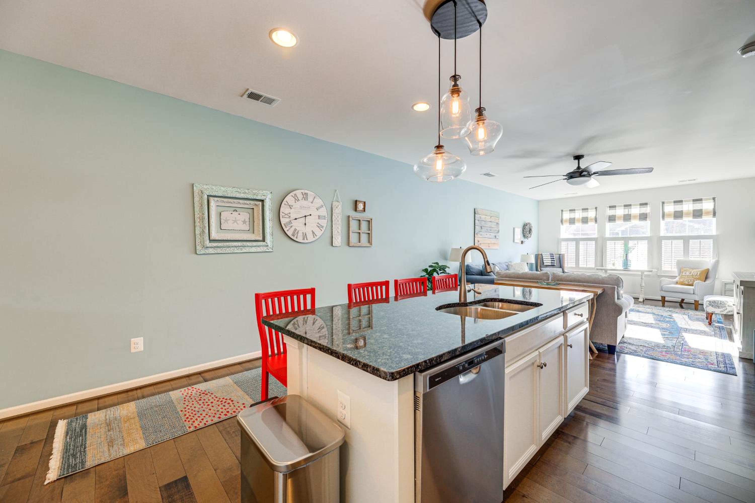 Shuttle to Beach, Relax on Patio! Millville Escape