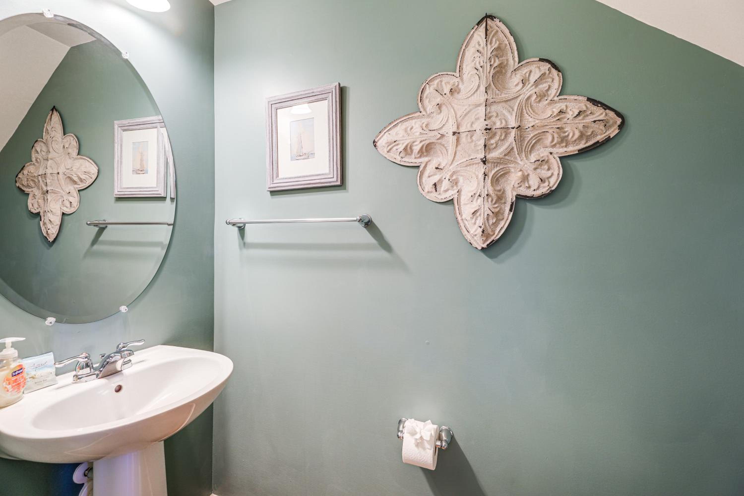 Shuttle to Beach, Relax on Patio! Millville Escape