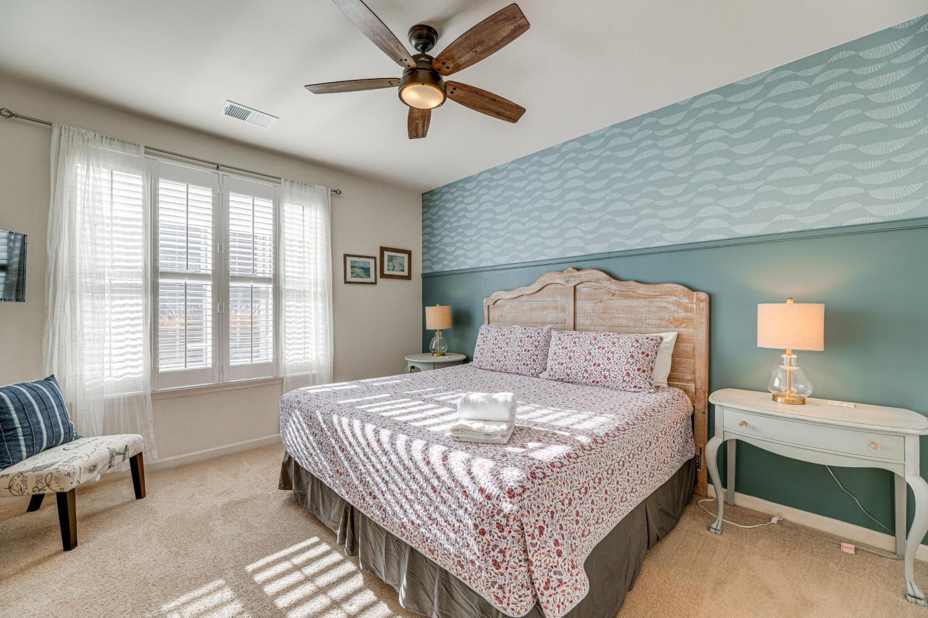 Shuttle to Beach, Relax on Patio! Millville Escape