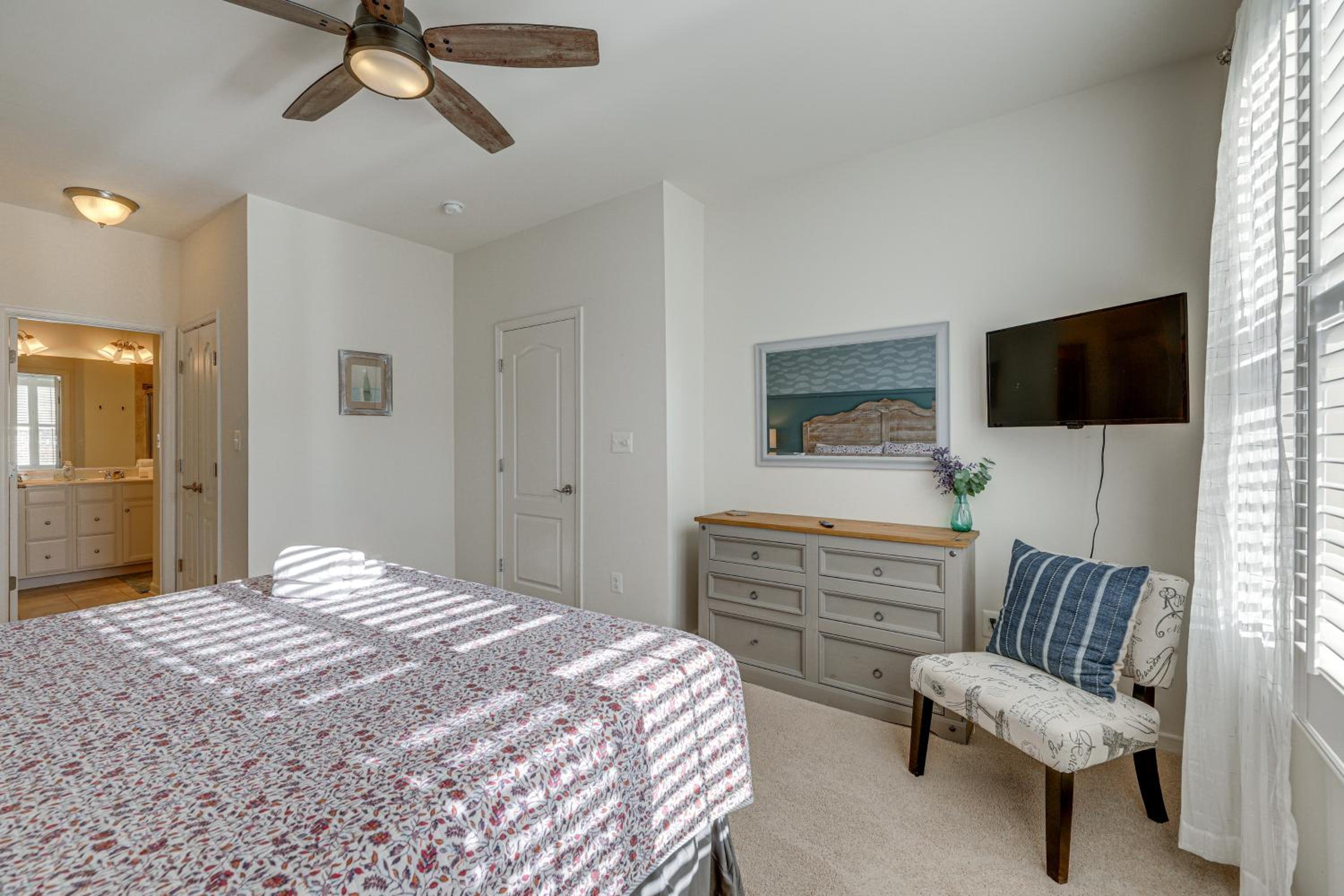 Shuttle to Beach, Relax on Patio! Millville Escape