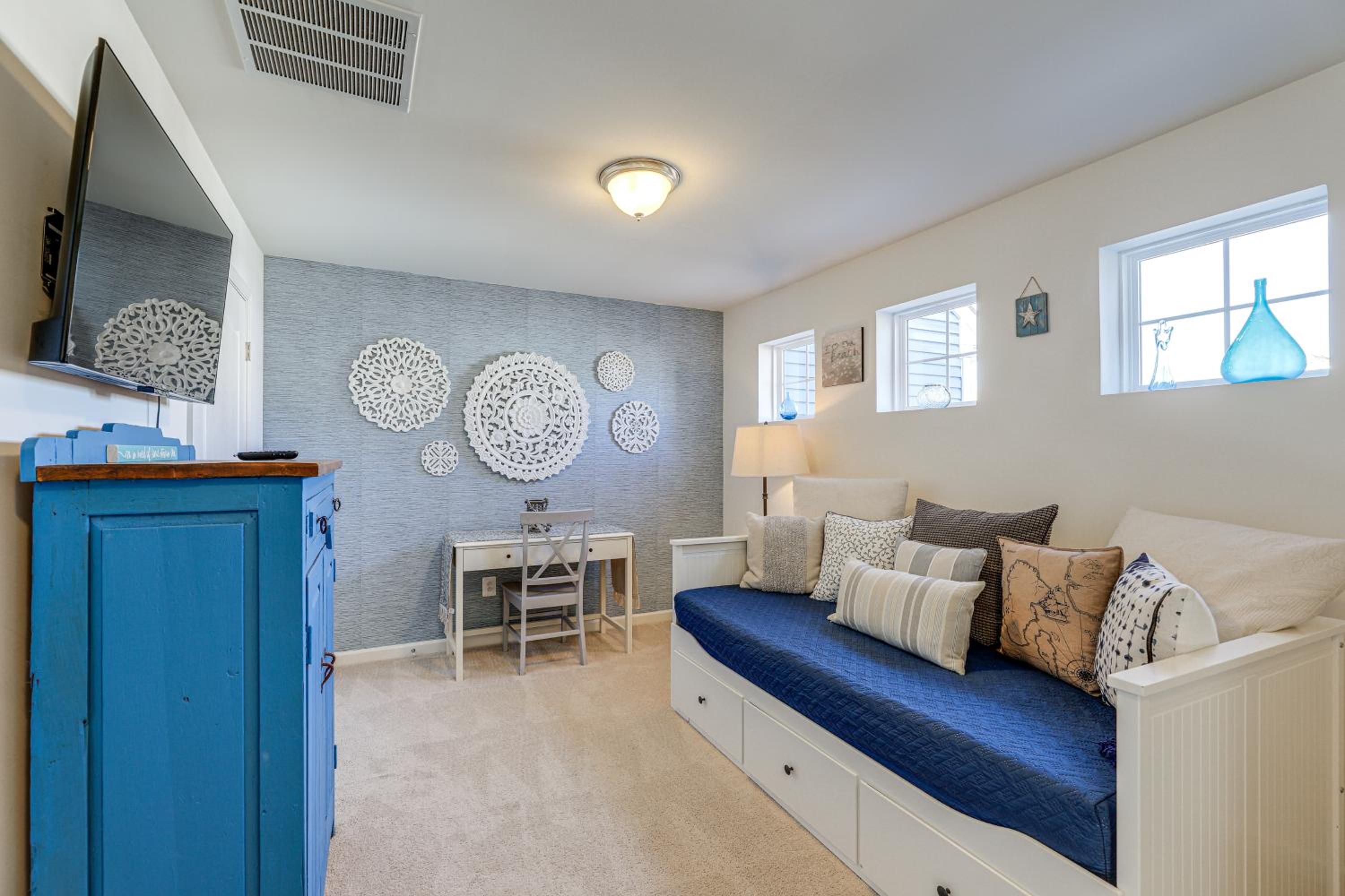 Shuttle to Beach, Relax on Patio! Millville Escape