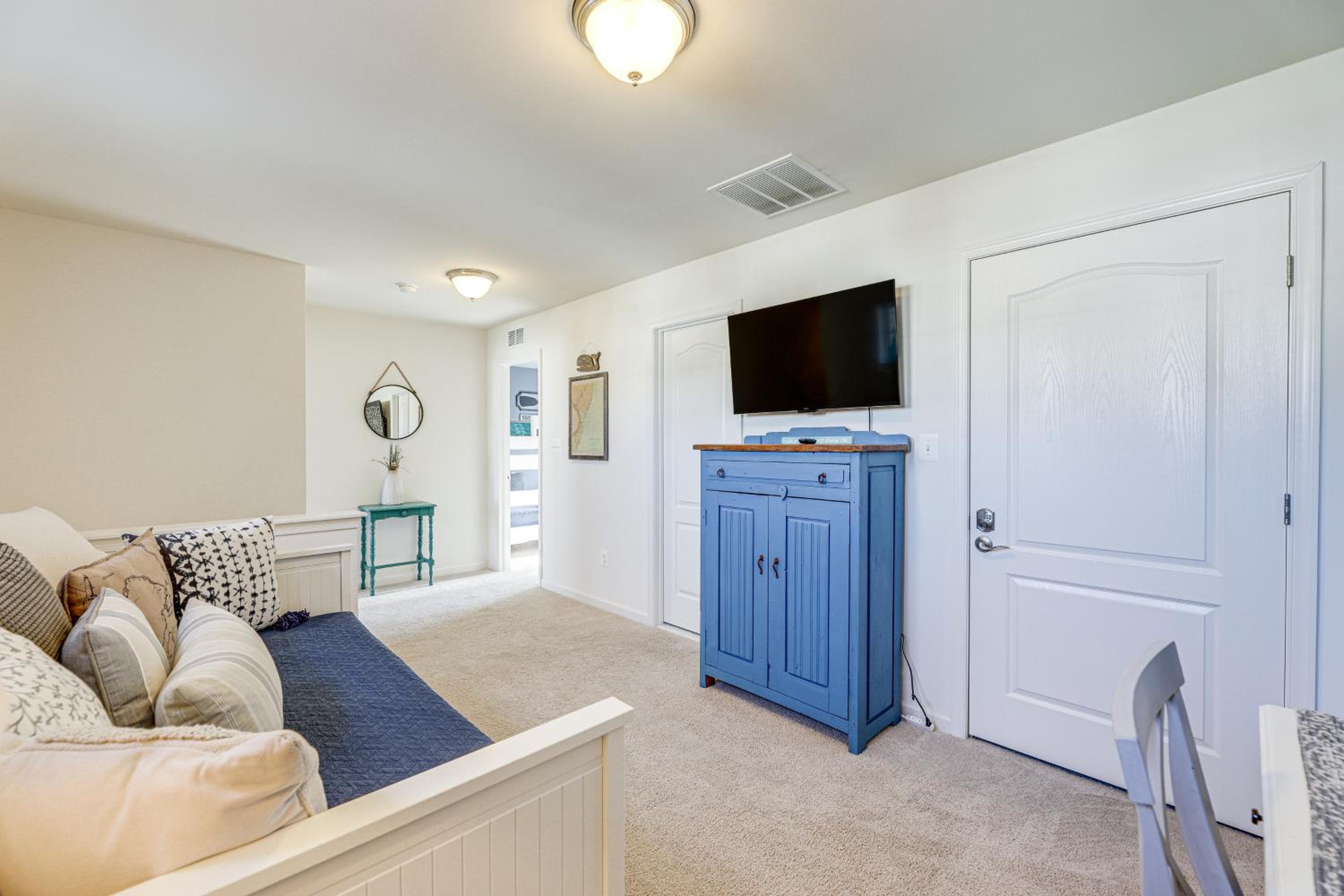 Shuttle to Beach, Relax on Patio! Millville Escape