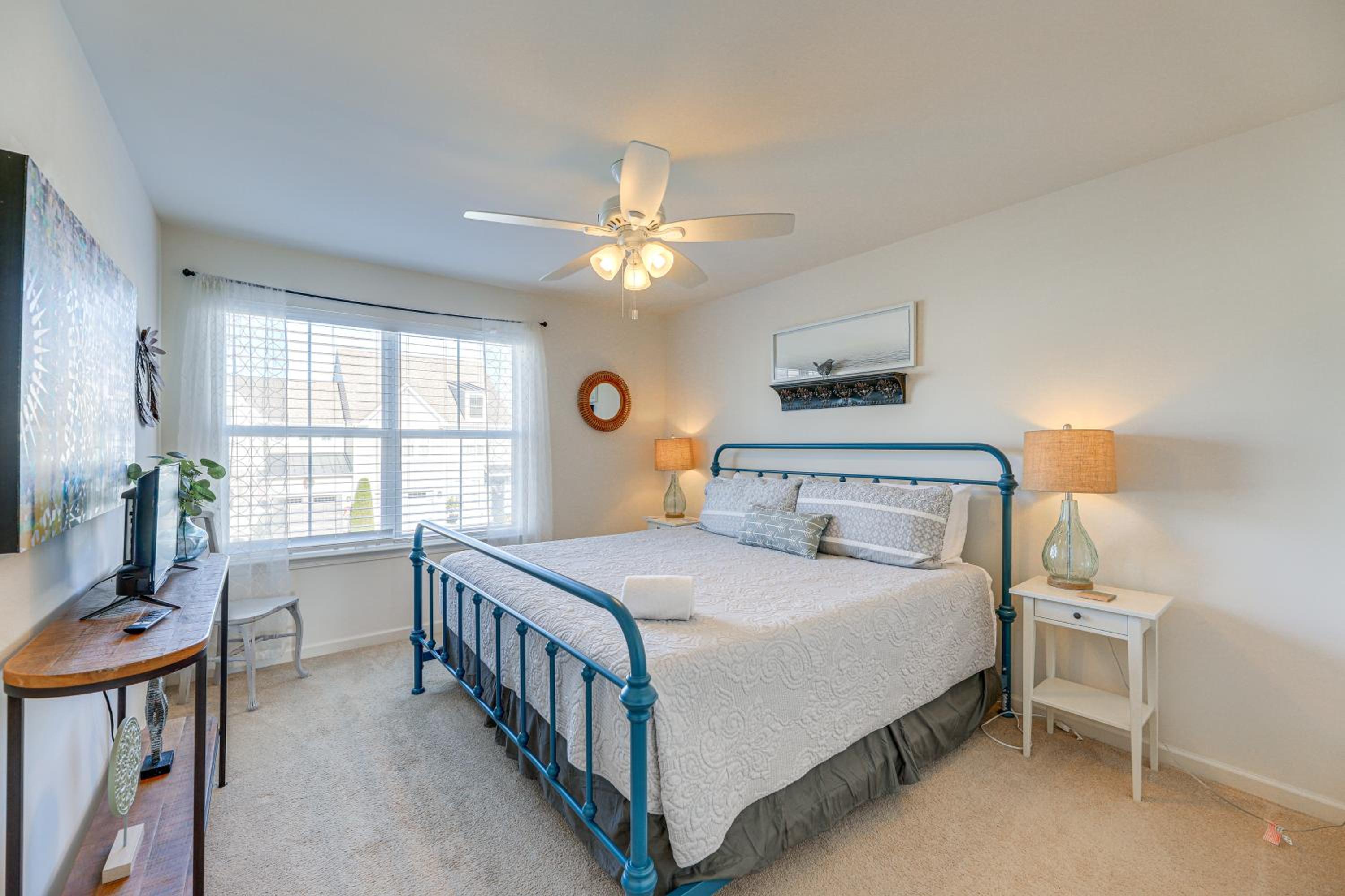 Shuttle to Beach, Relax on Patio! Millville Escape