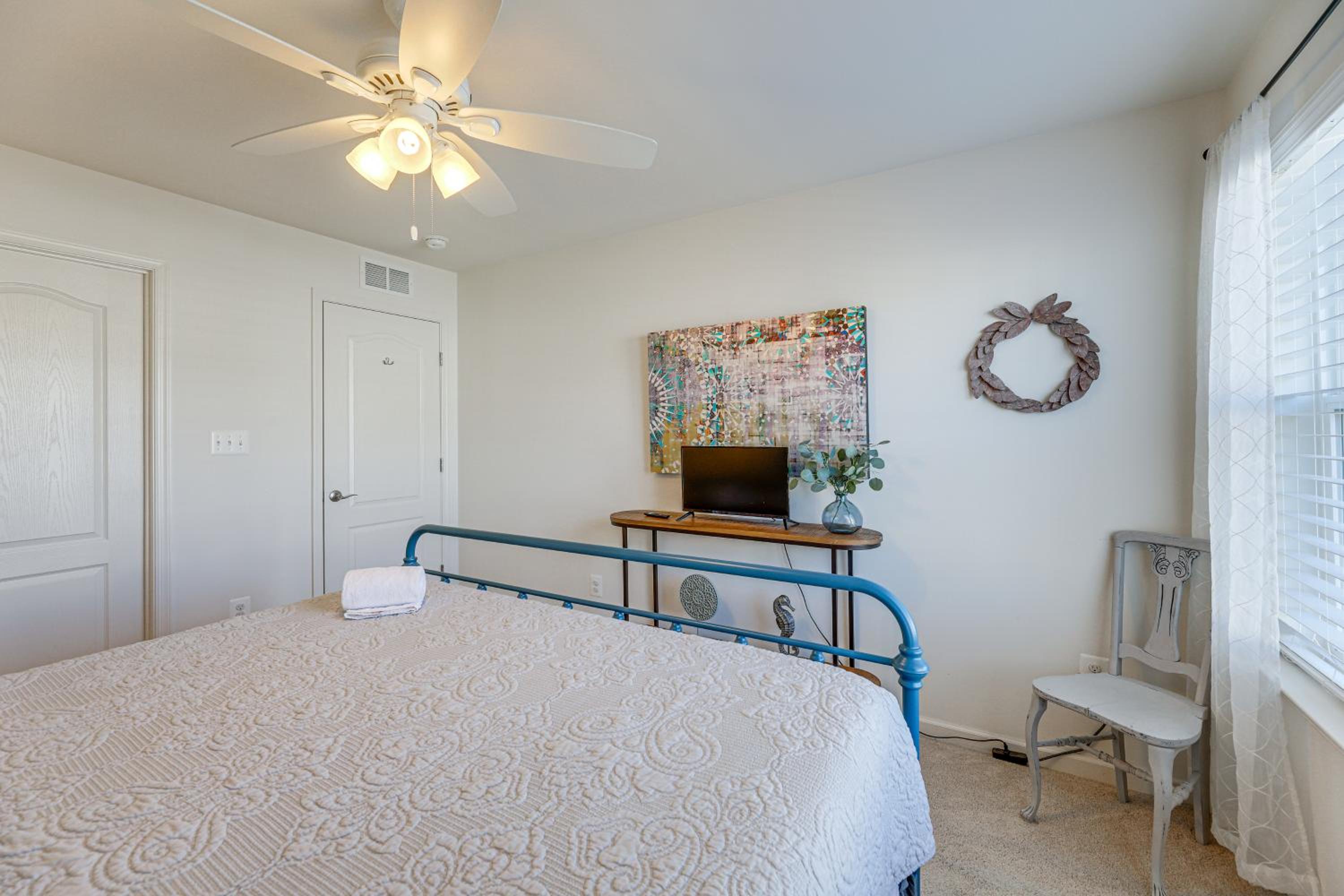 Shuttle to Beach, Relax on Patio! Millville Escape