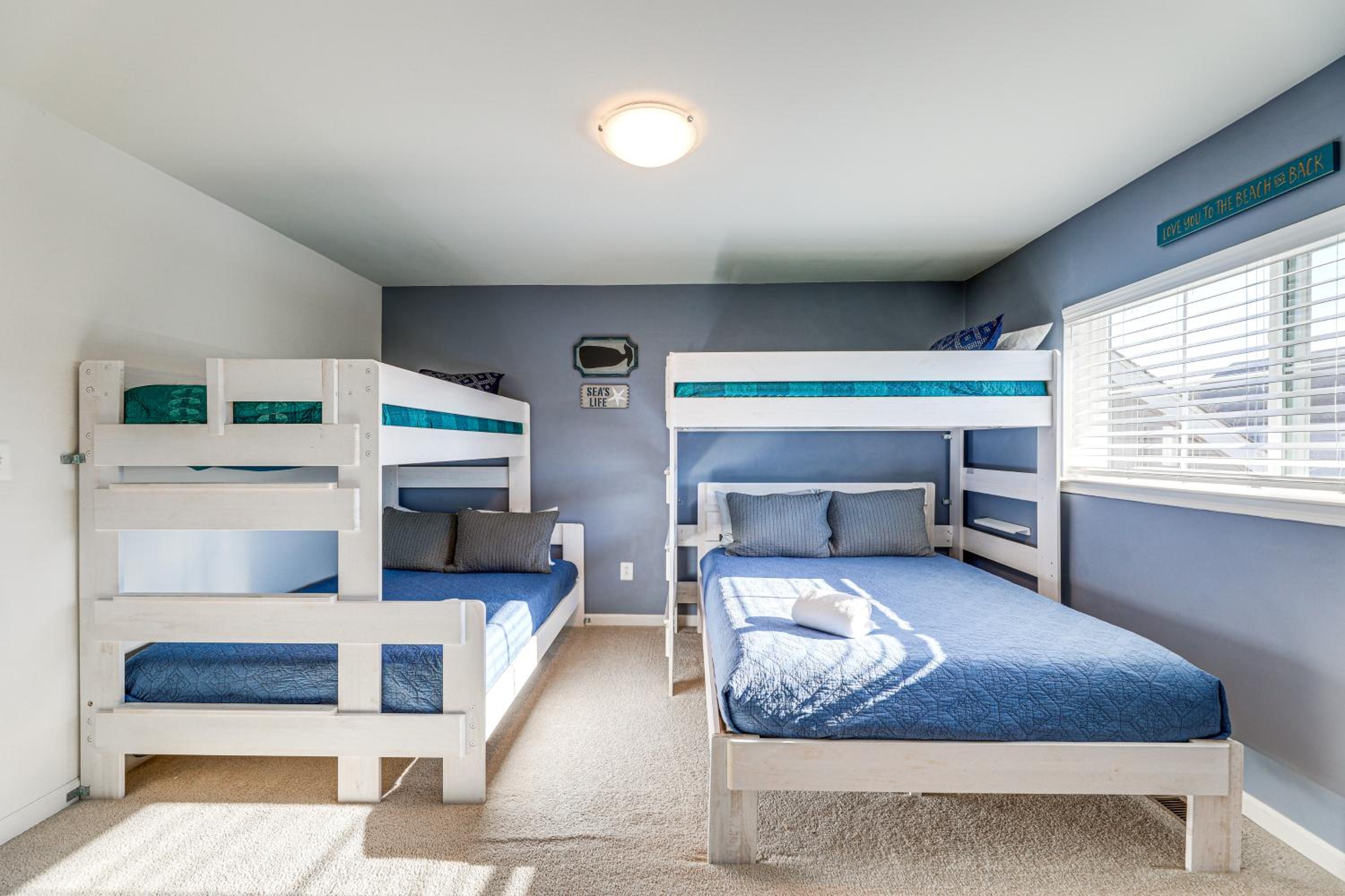 Shuttle to Beach, Relax on Patio! Millville Escape