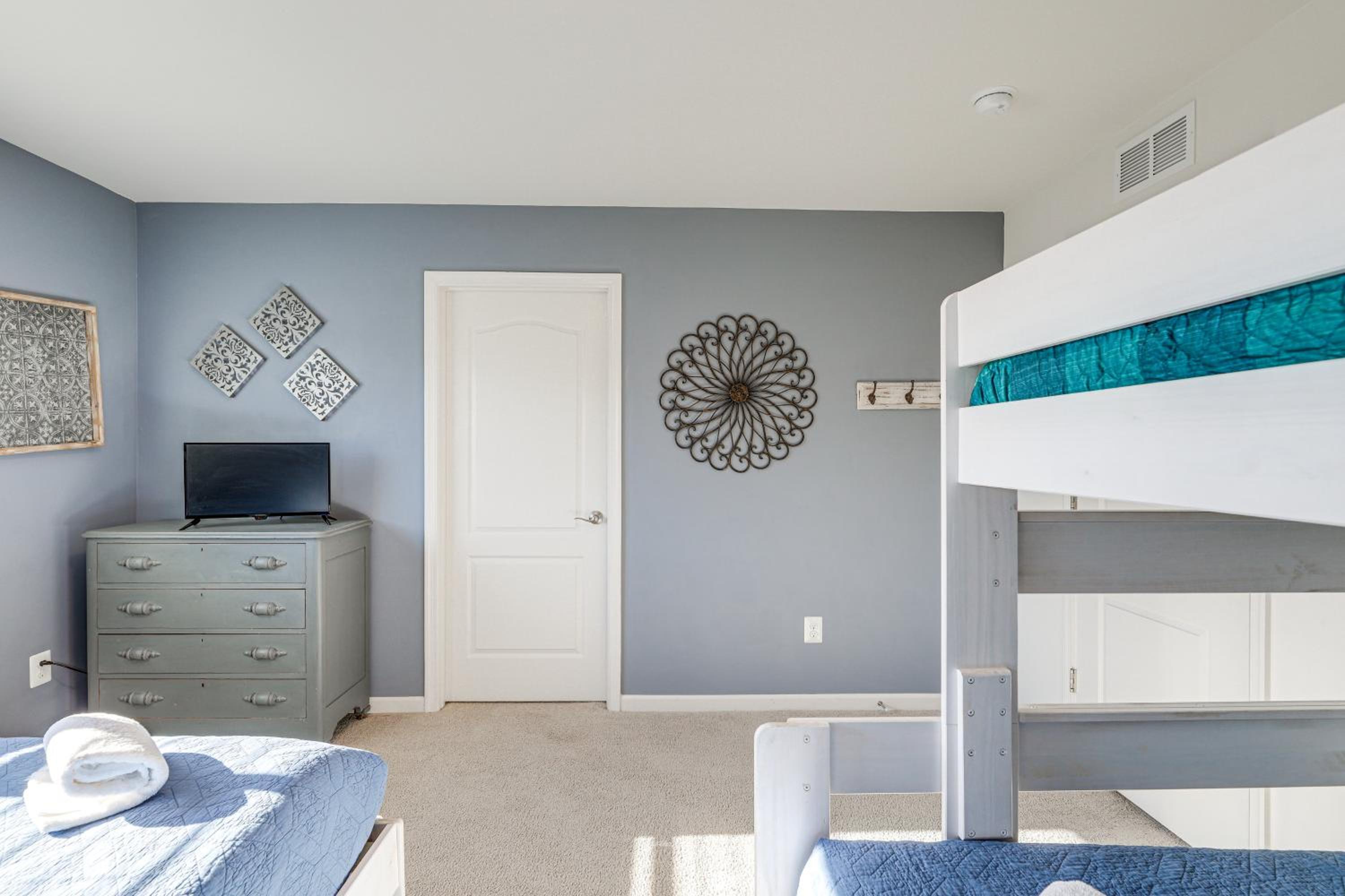 Shuttle to Beach, Relax on Patio! Millville Escape