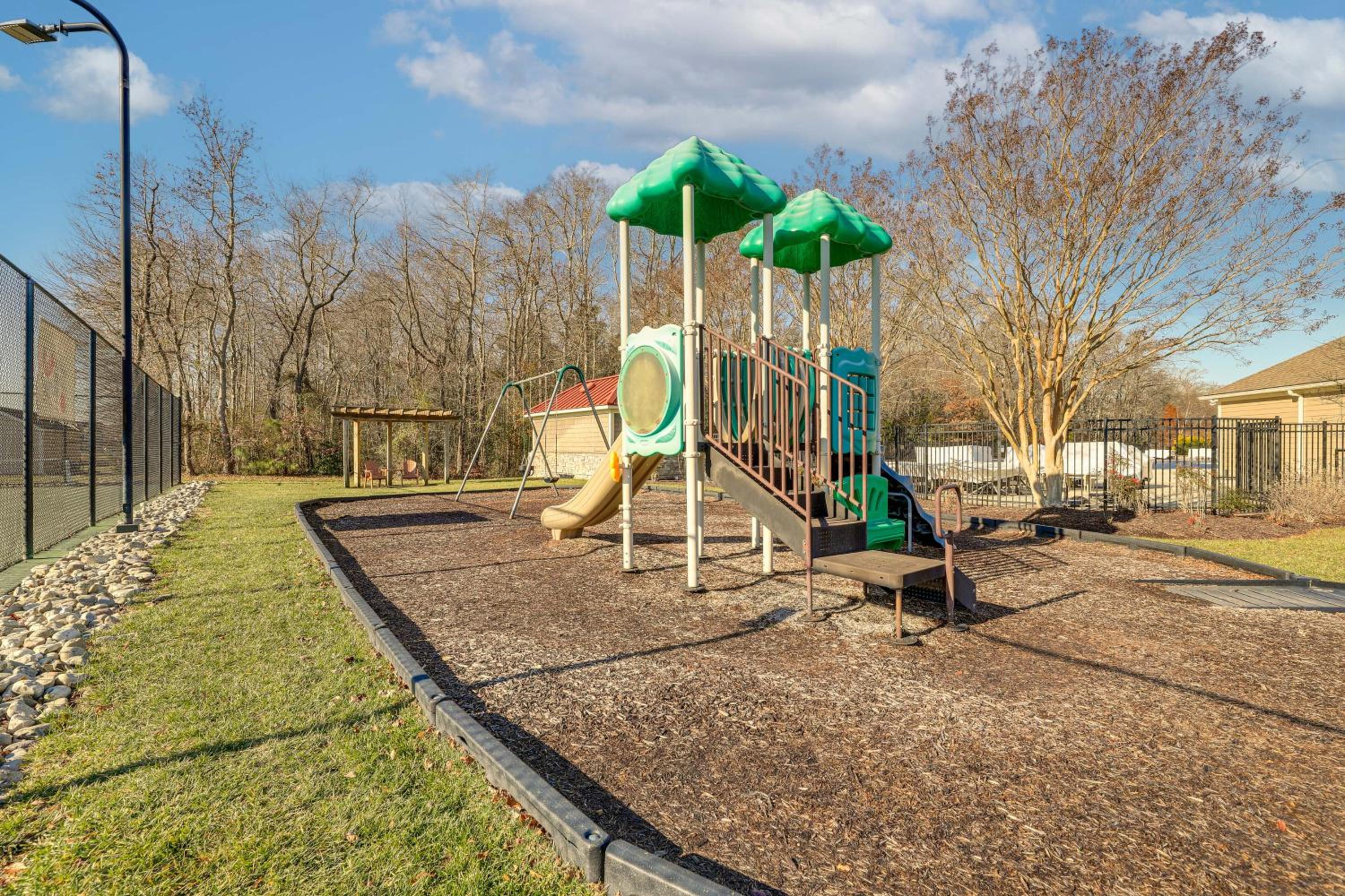 Shuttle to Beach, Relax on Patio! Millville Escape