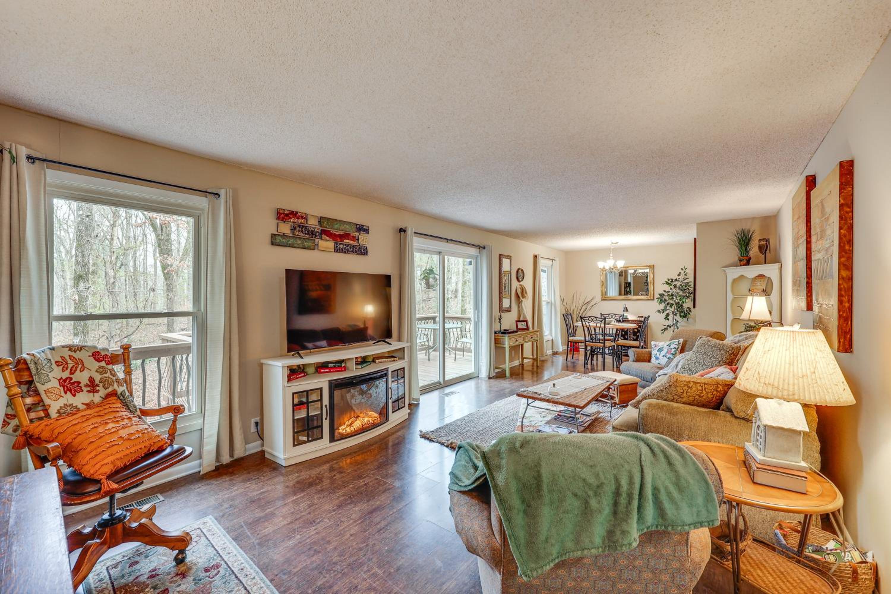 Near Lakes and Trails! Hot Springs Village Hideaway