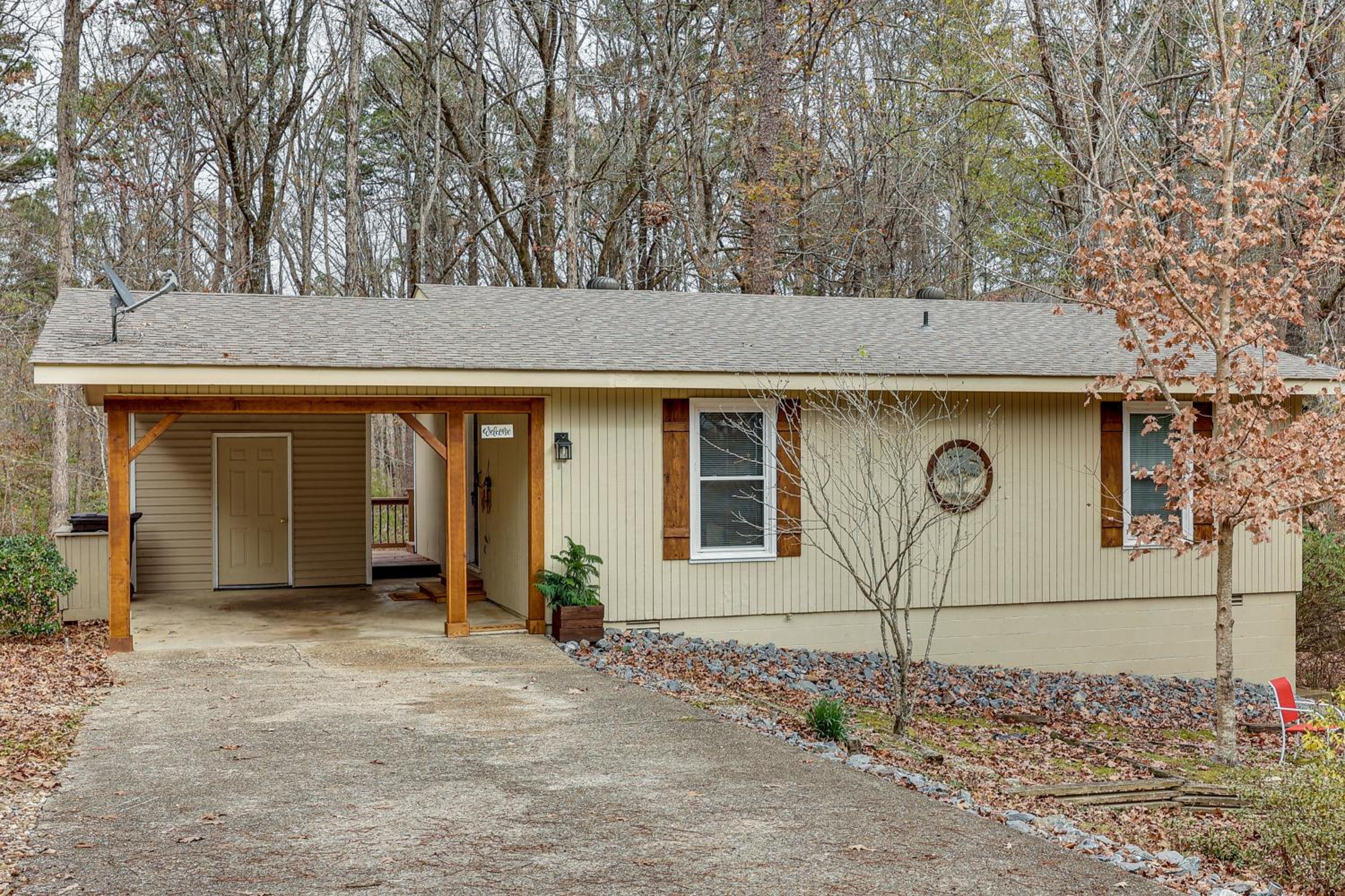 Near Lakes and Trails! Hot Springs Village Hideaway