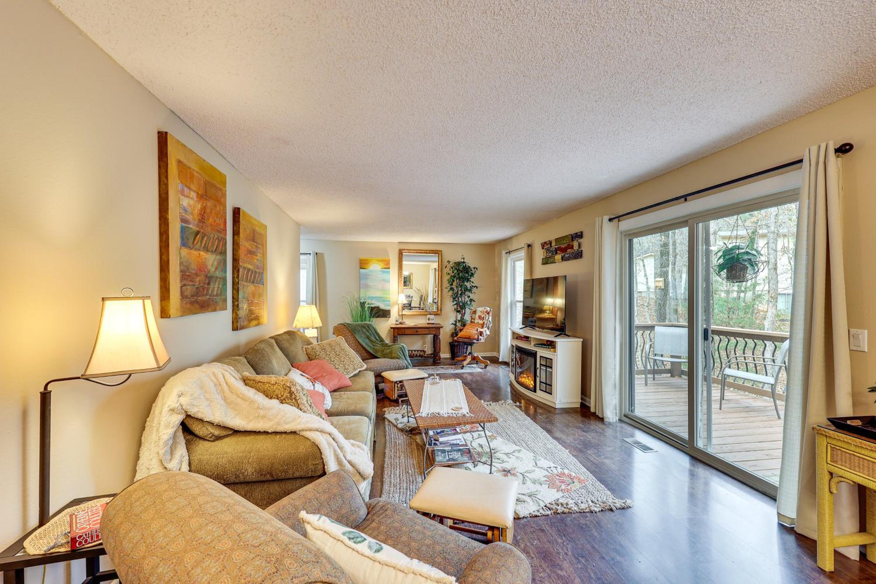 Near Lakes and Trails! Hot Springs Village Hideaway