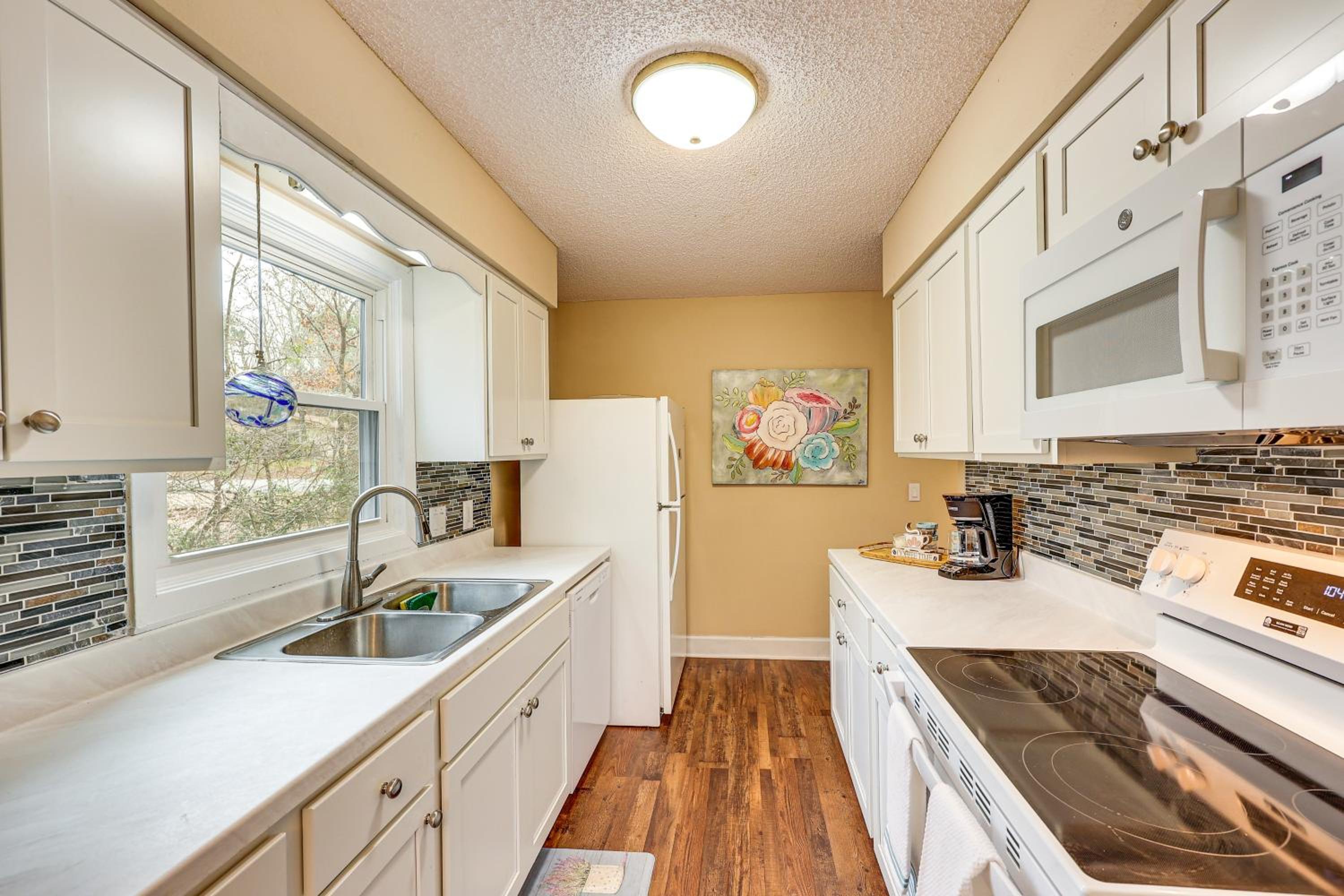 Near Lakes and Trails! Hot Springs Village Hideaway