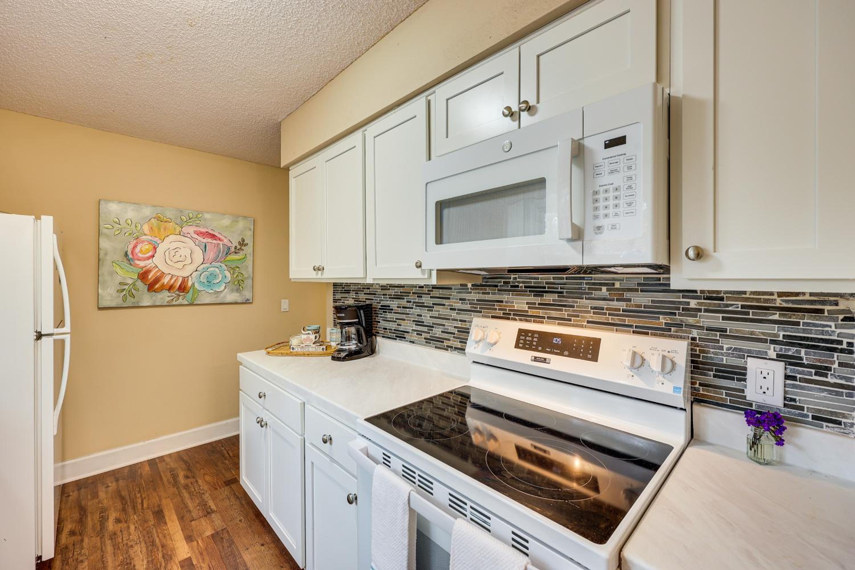 Near Lakes and Trails! Hot Springs Village Hideaway