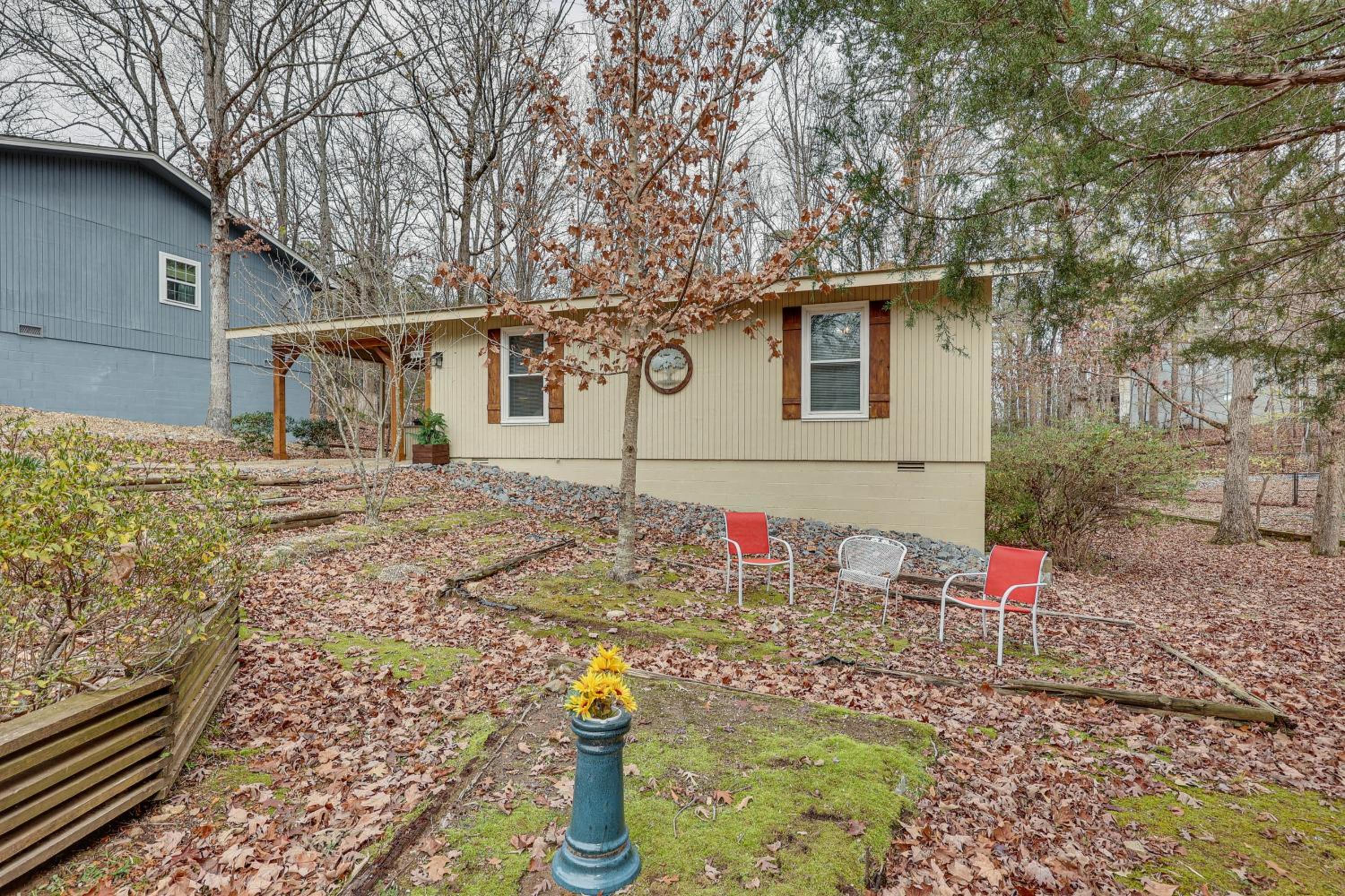 Near Lakes and Trails! Hot Springs Village Hideaway