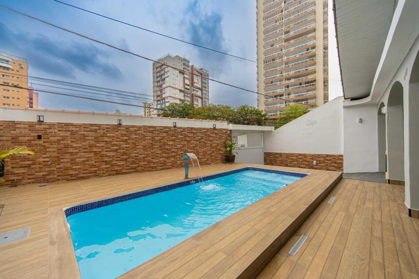 Casa com Piscina e Churrasqueira a 220 m da Praia