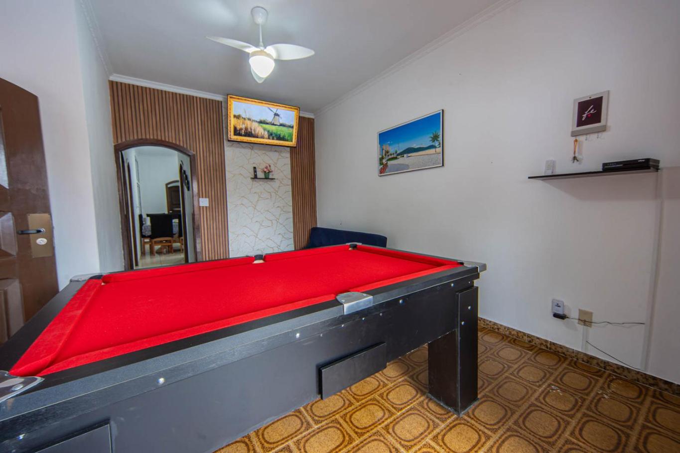 Casa com Piscina e Churrasqueira a 220 m da Praia