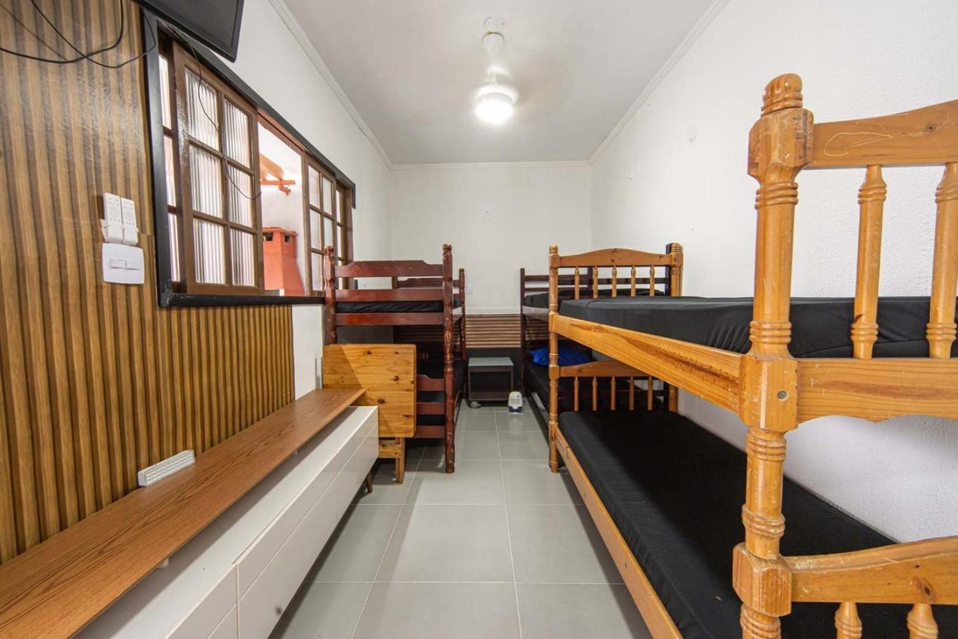 Casa com Piscina e Churrasqueira a 220 m da Praia