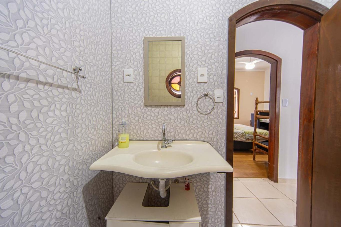 Casa com Piscina e Churrasqueira a 220 m da Praia