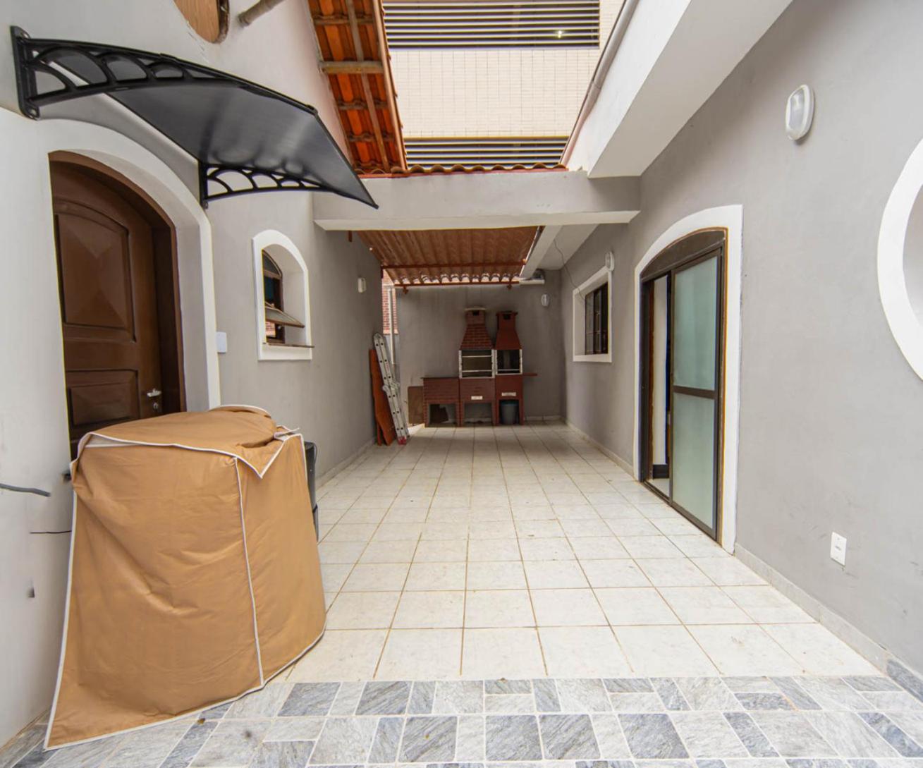 Casa com Piscina e Churrasqueira a 220 m da Praia