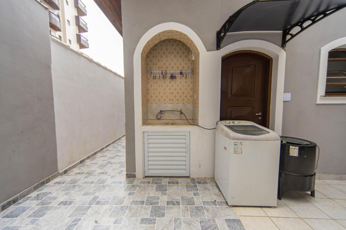 Casa com Piscina e Churrasqueira a 220 m da Praia