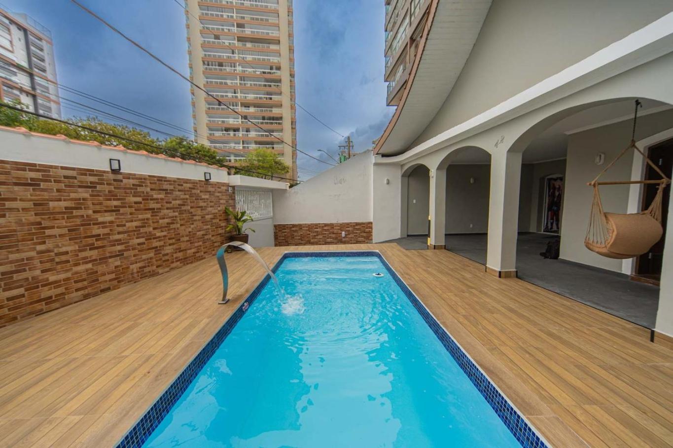 Casa com Piscina e Churrasqueira a 220 m da Praia